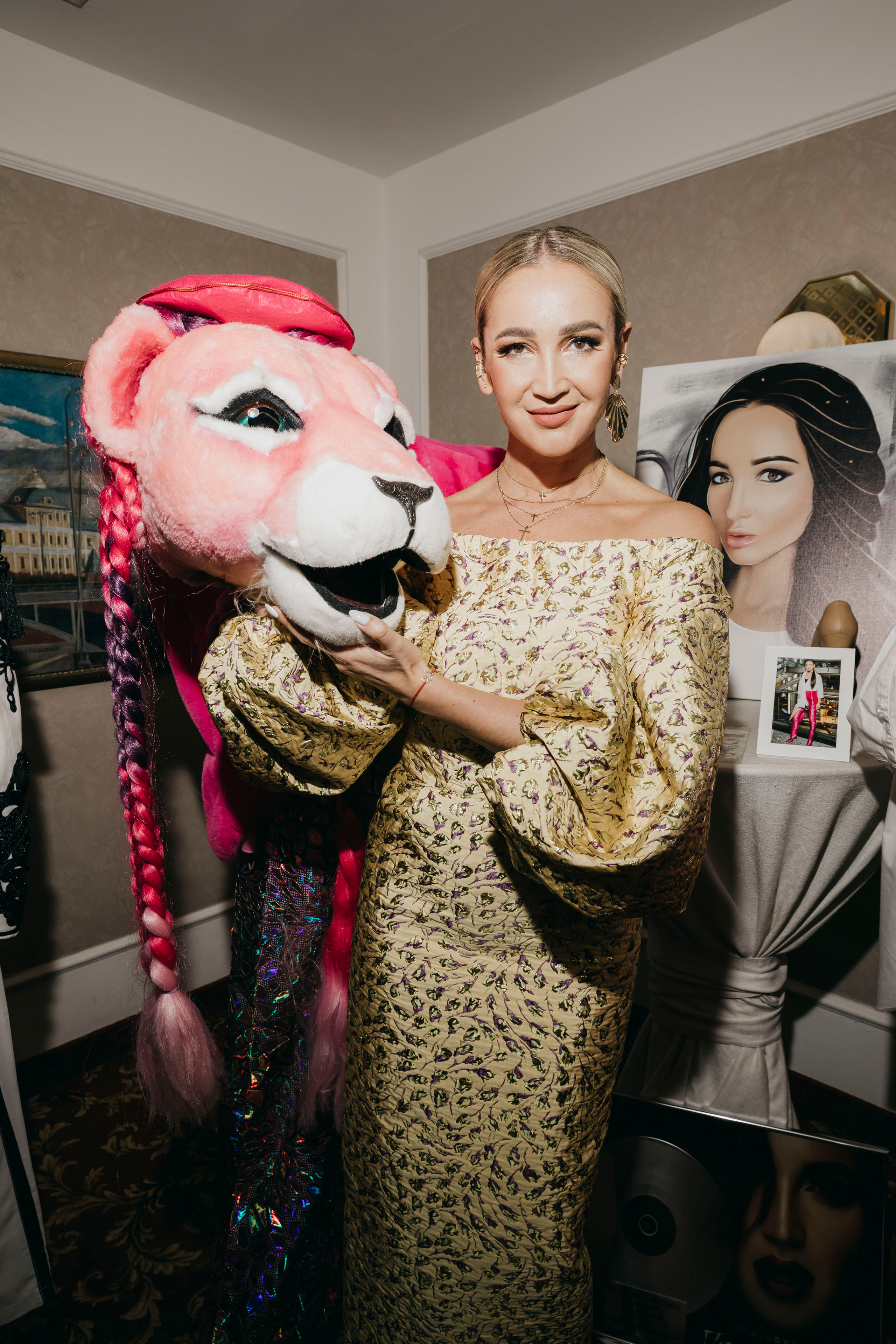 Ольга Бузова розовая пантера на праздновании 18-летия Ольги Бузовой в шоу-бизнесе в Москве