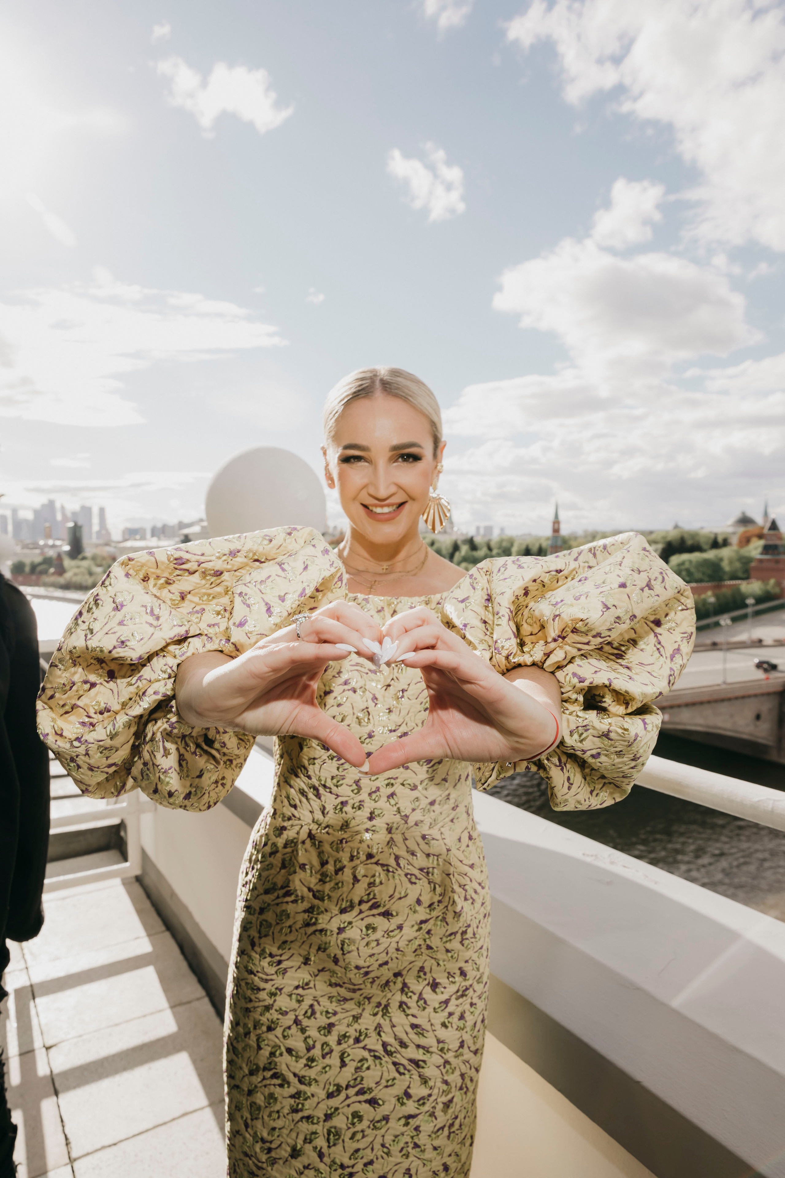 Ольга Бузова: 18 лет на сцене!. «Птичка на проводе»: информационный портал в Москве