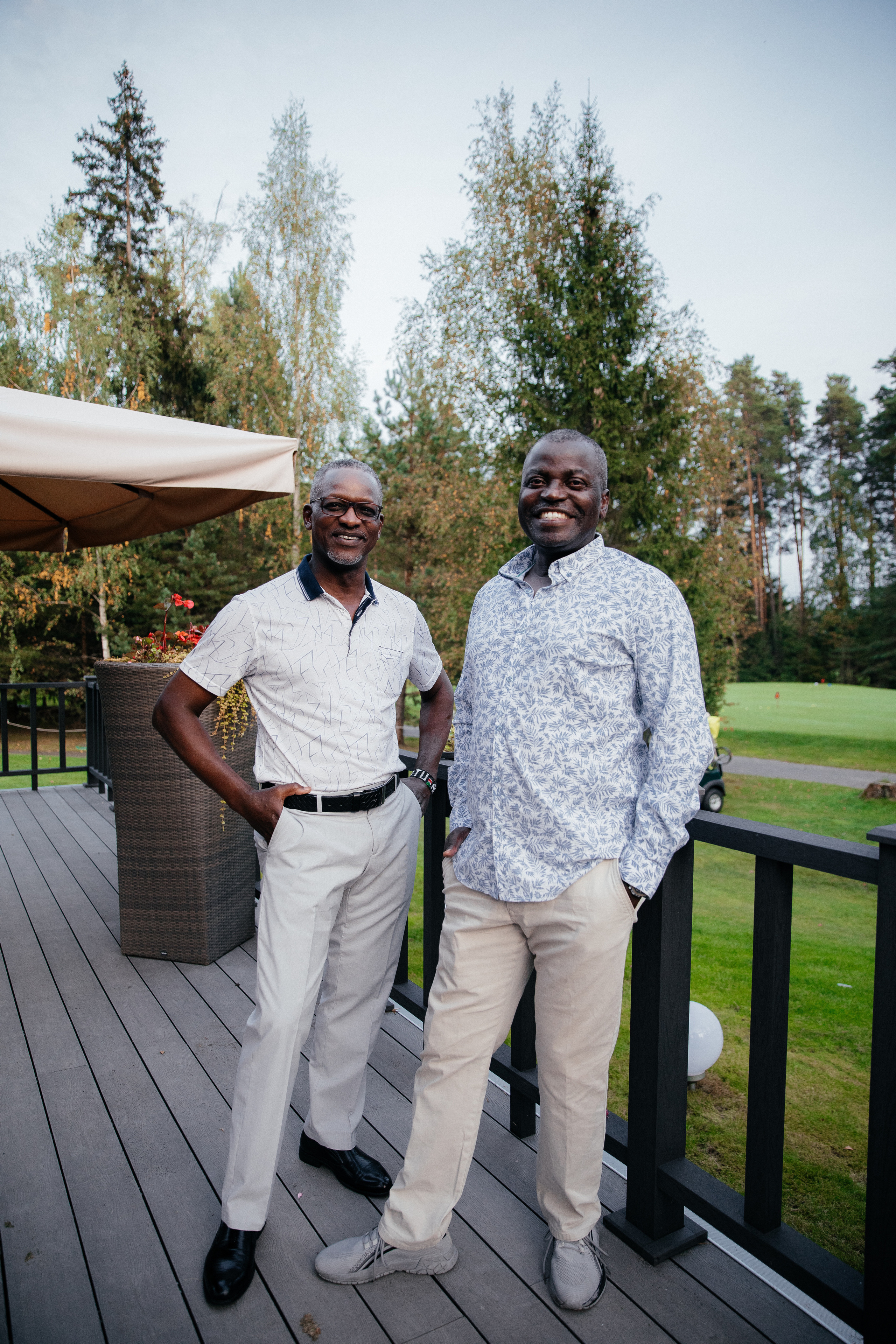 Посол Кении Бенсон Огуту (слева) на Международныом турнире по гольфу North Star Media