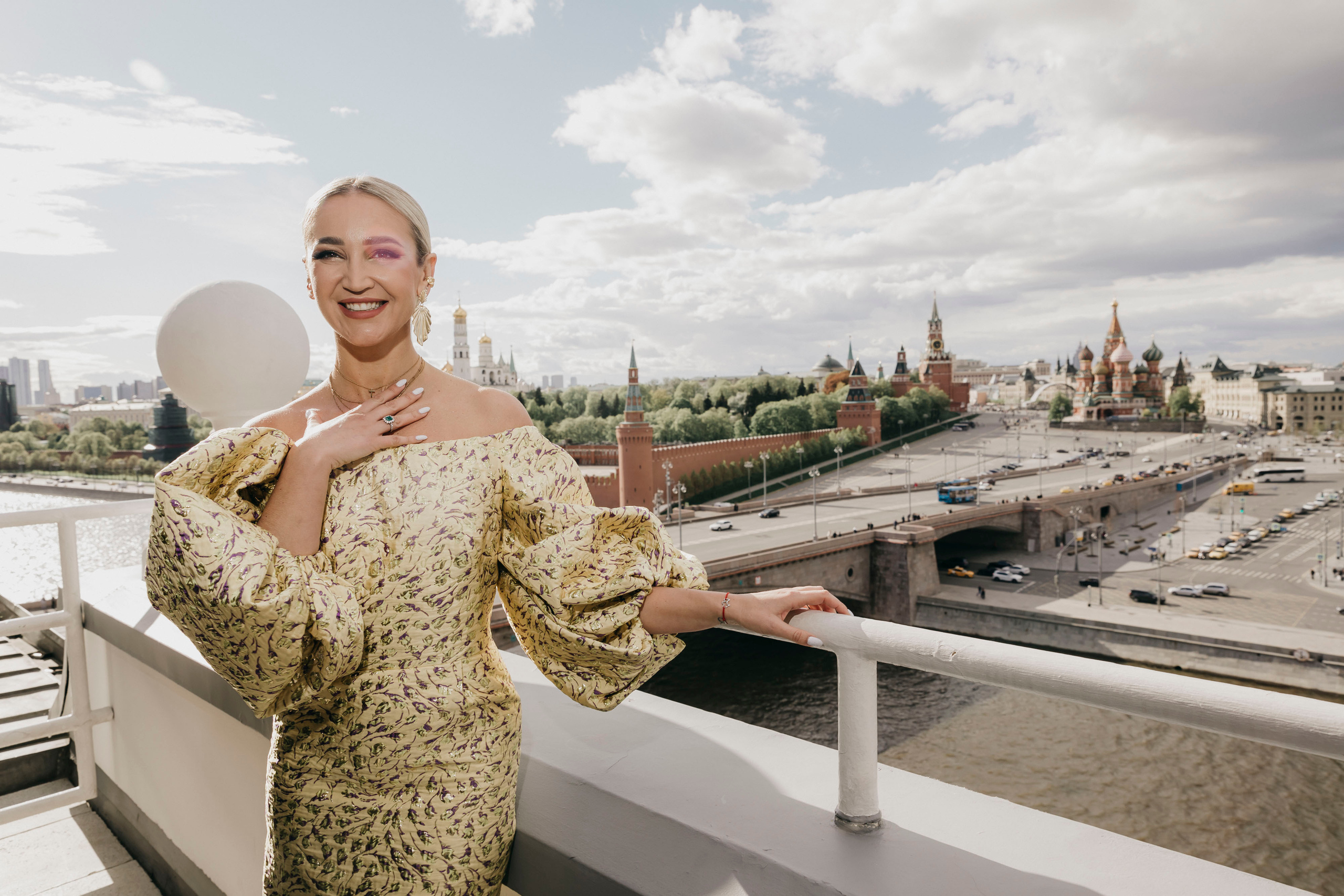 Ольга Бузова: 18 лет на сцене!. «Птичка на проводе»: информационный портал в Москве