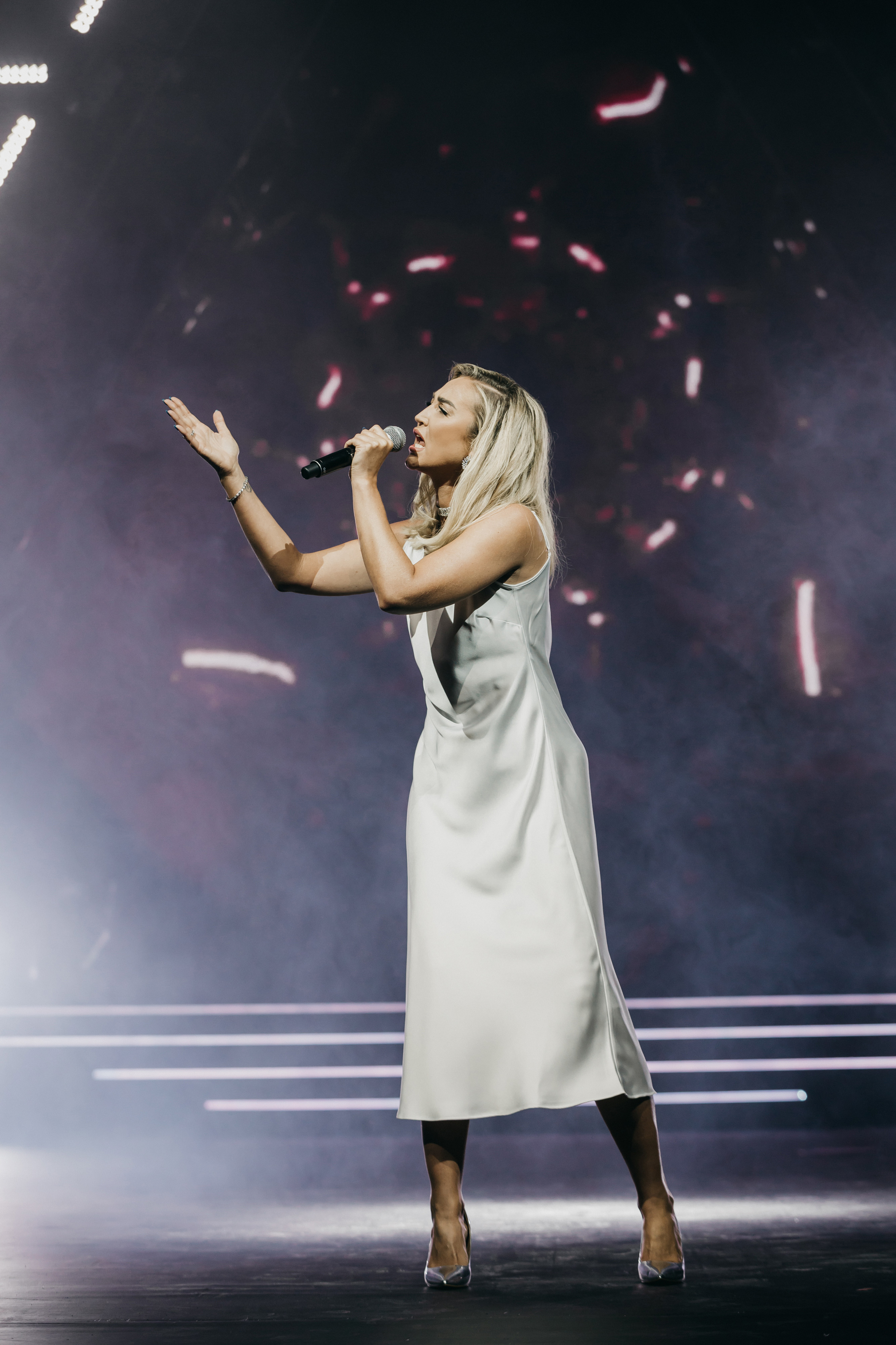 Ольга Бузова на концерте ЖАРА MEDIA AWARDS 2022