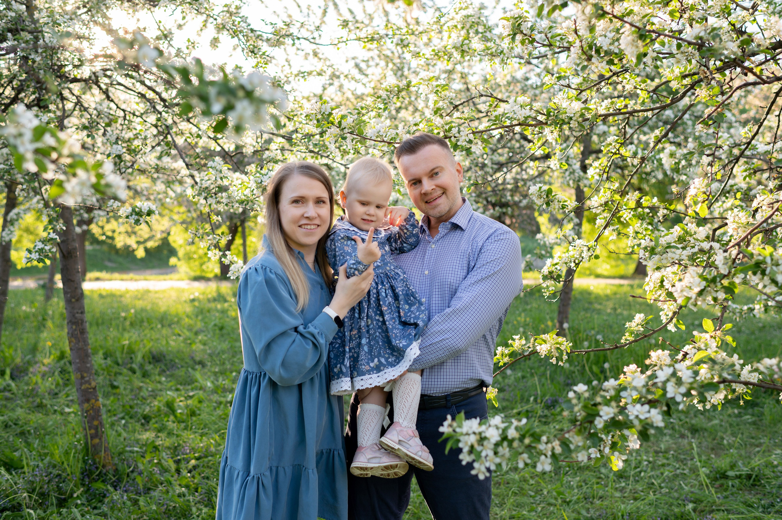 Ника и родители в розовых яблонях. Портретный, семейный и свадебный фотограф в Санкт-Петербурге и в Пушкине Ширяев Денис