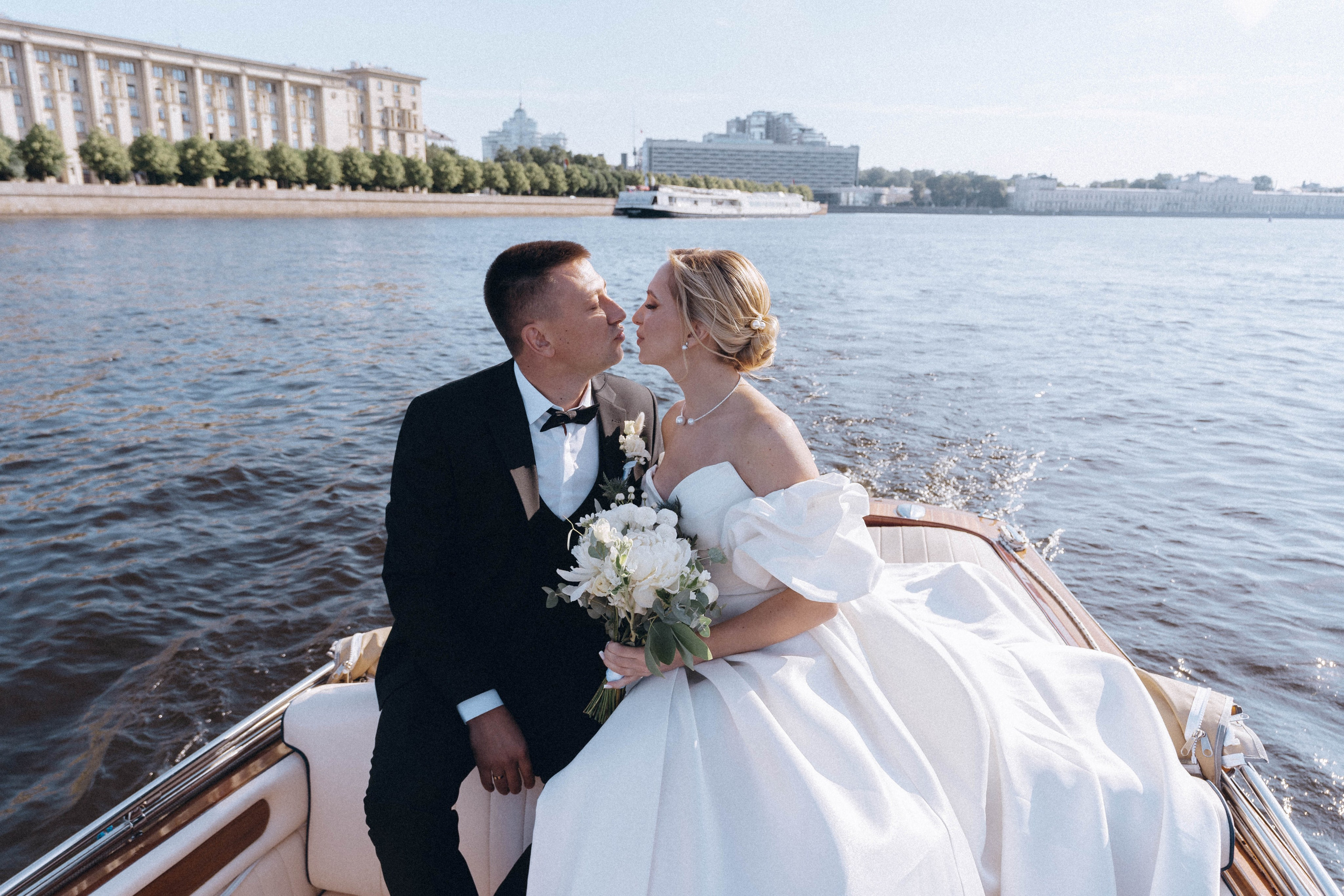 СВАДЕНБНАЯ СЬЕМКА НА КАТЕРЕ ПО КАНАЛАМ САНКТ-ПЕТЕРБУРГА И В АКВАТОРИИ НЕВЫ. Профессиональный фотограф, Санкт-Петербург — Виктория Богомолова