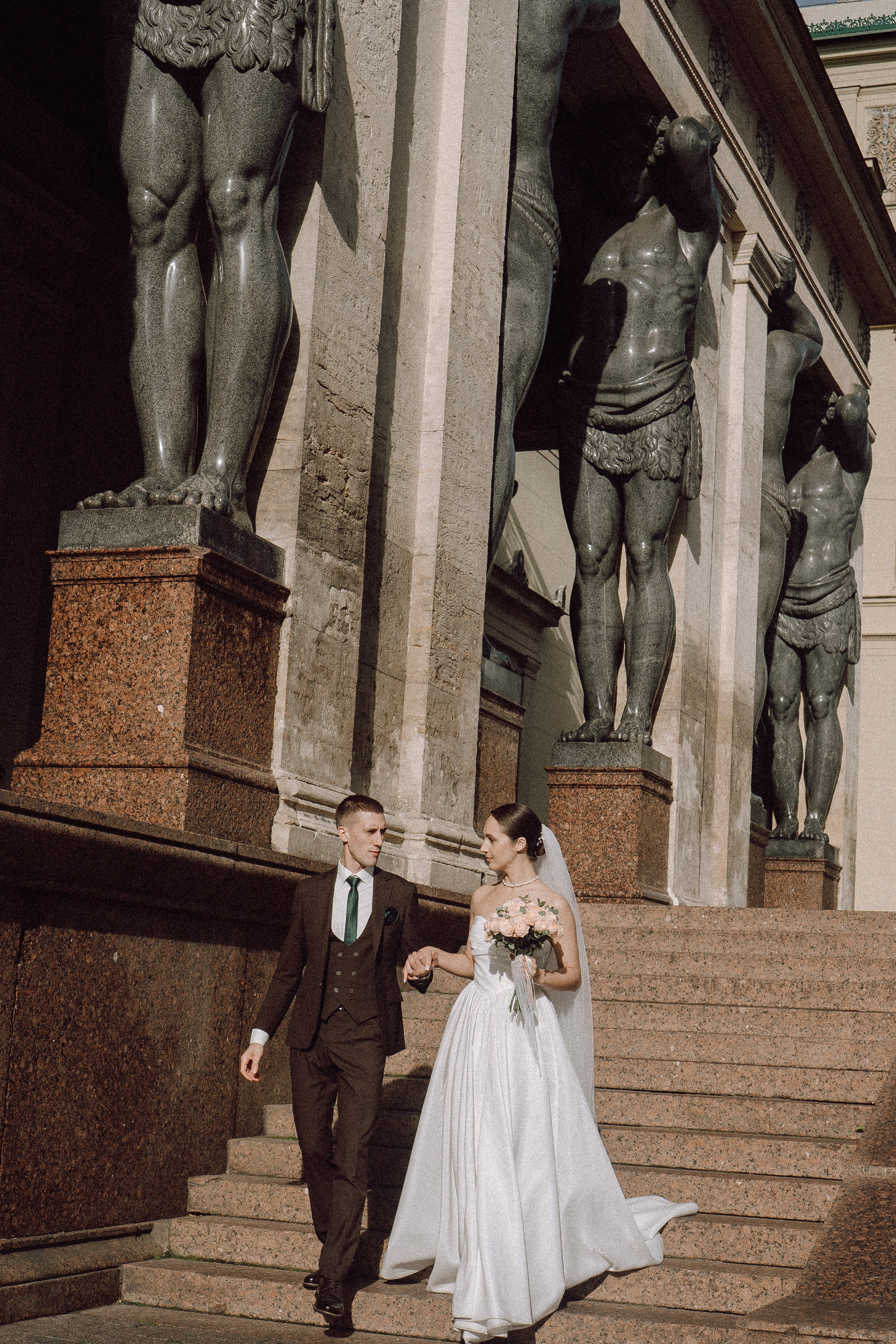 СВАДЕБНАЯ ПРОГУЛКА В САНТК-ПЕТЕРБУРГЕ (ИСАКИЕВСКИЙ СОБОР, ЗИМНЯЯ КАНАВКА, ЭРМИТАЖ И БОЛЬШАЯ МОРСКАЯ УЛИЦА). Профессиональный фотограф, Санкт-Петербург — Виктория Богомолова