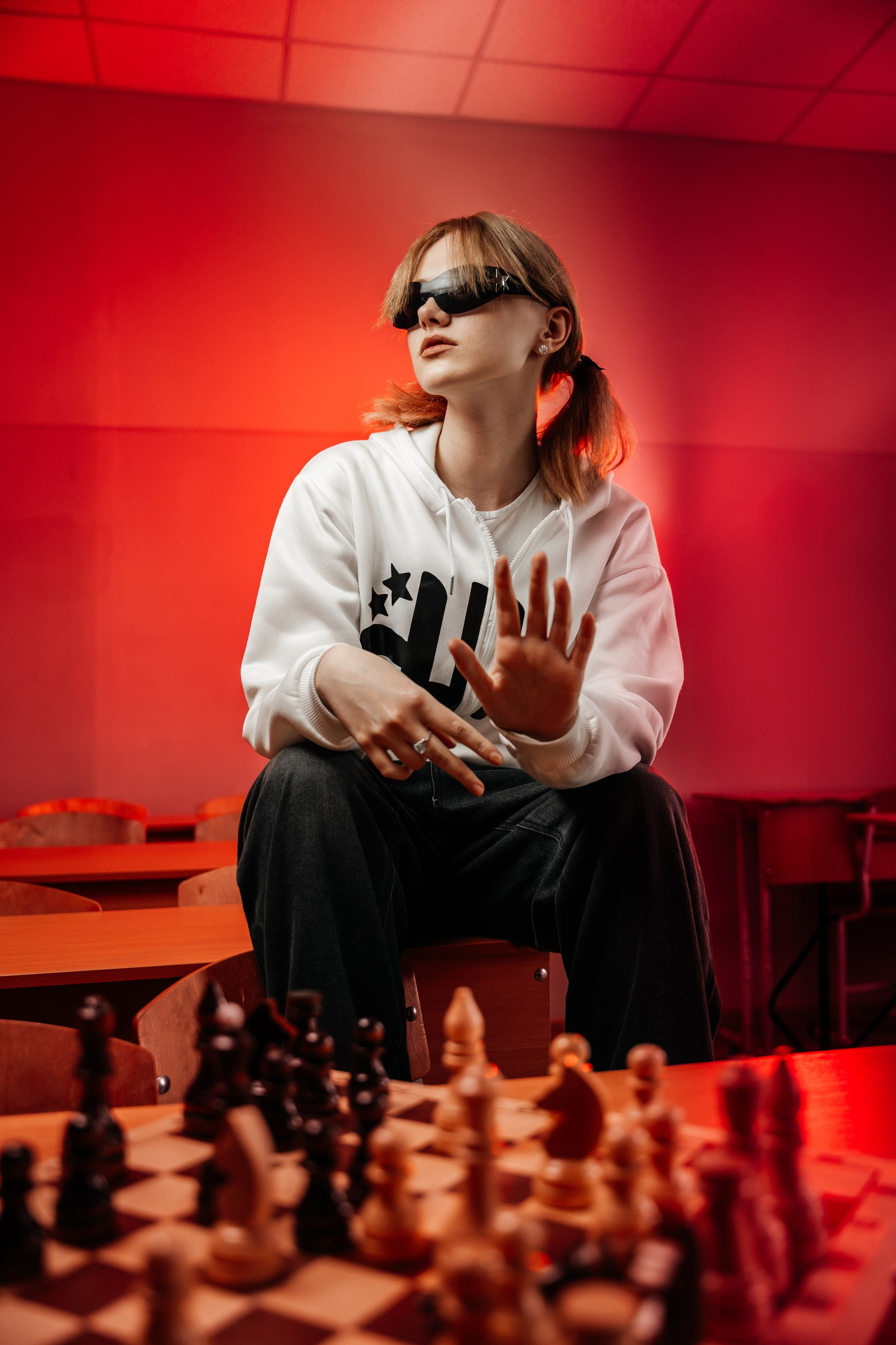 В школе, с красной подсветкой. Ольга Плаксина фотограф в Саратове