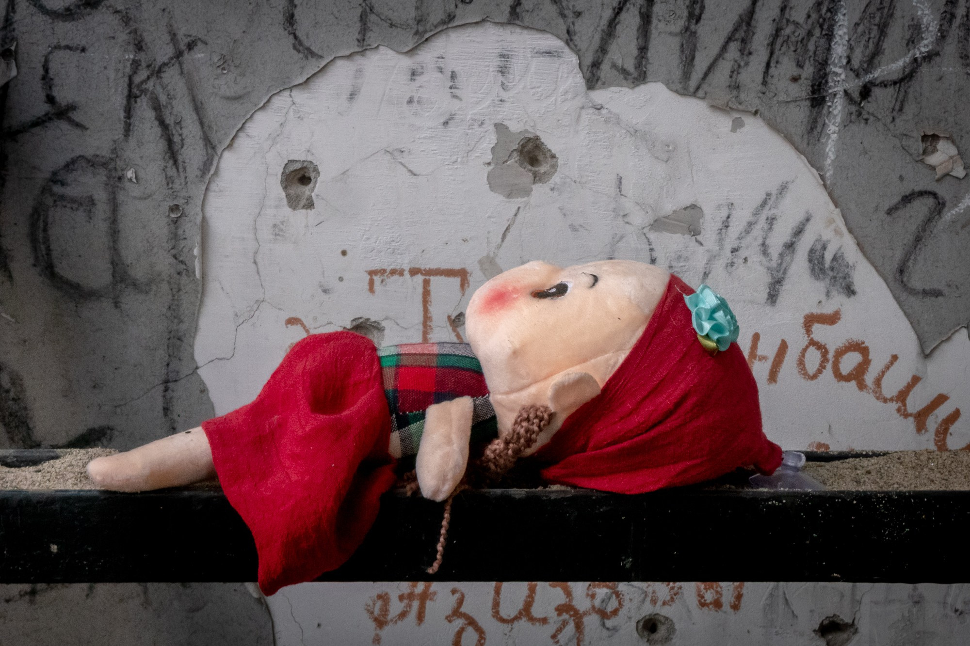 Школа № 1, г. Беслан. Была захвачена террористами 1 сентября 2004 года. Фотограф Алексей Скоробогатько