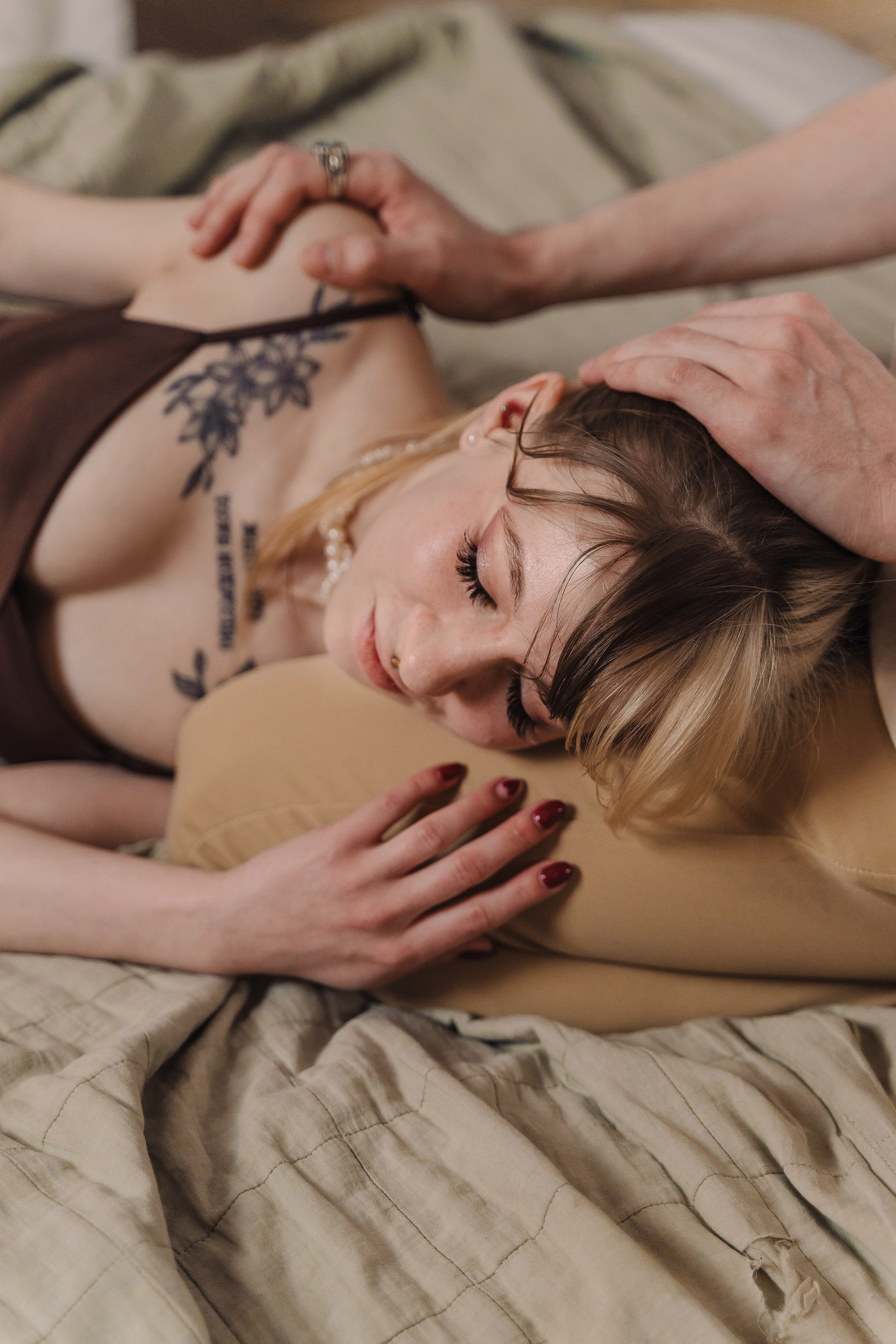 Зимняя фотосессия лавстори с предложением руки и сердца в фотостудии