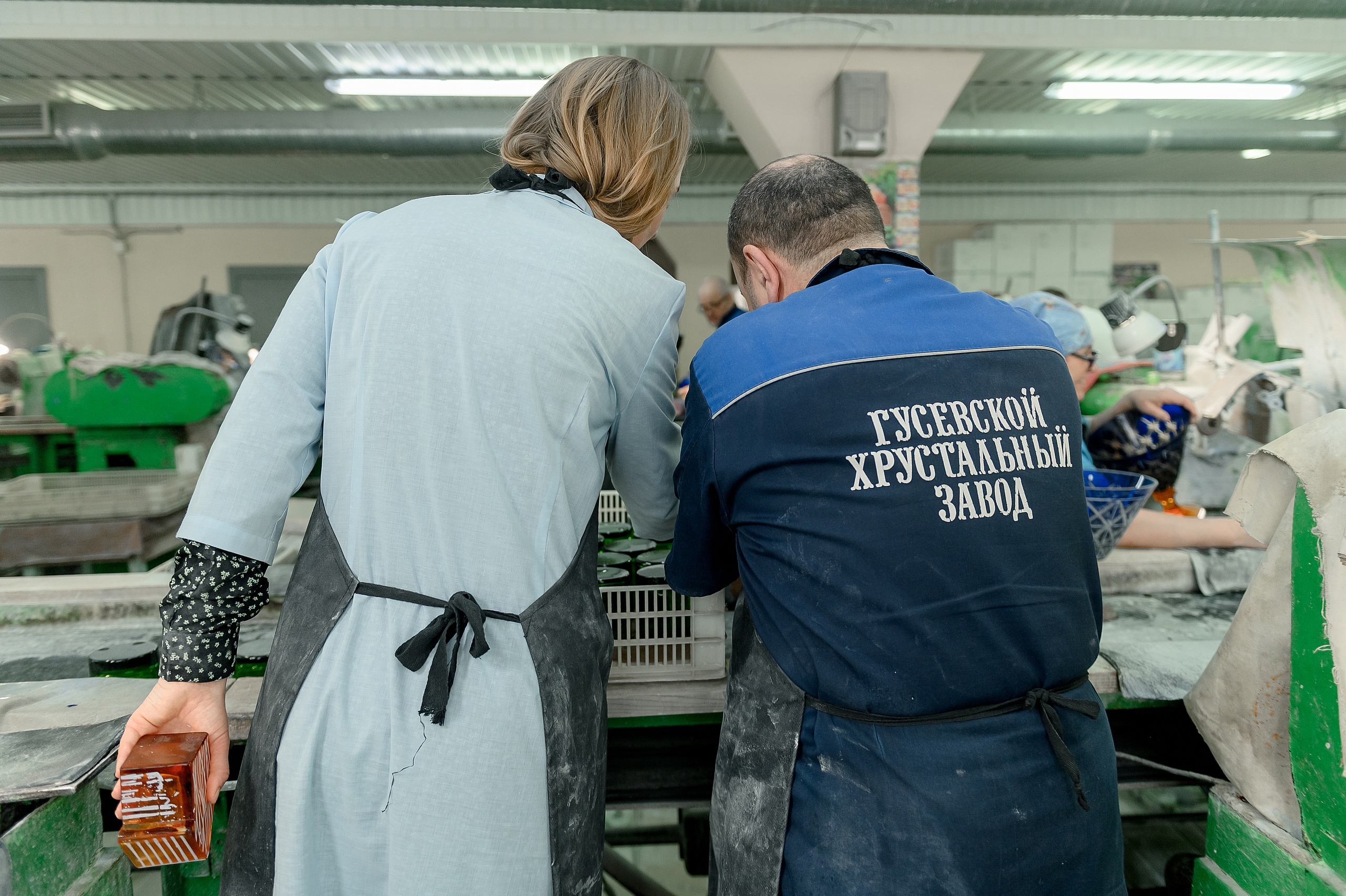 Художник Хрустального завода Наталья Любимова. Свадебный и семейный фотограф Ангелина Нусина