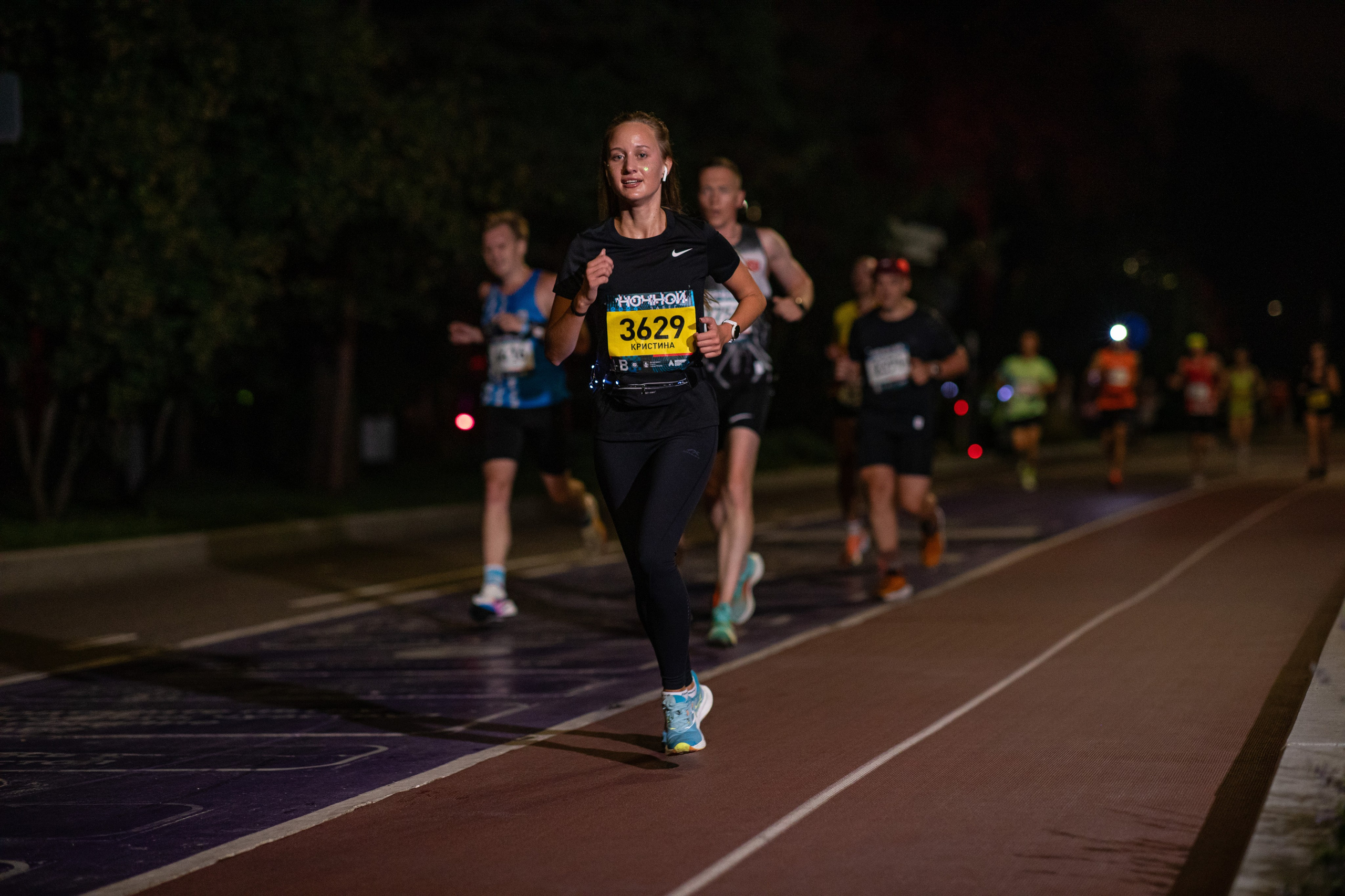 Ночной забег в ленте фотографий бегунов 03.08.24. Фотограф Сергей Ловкий