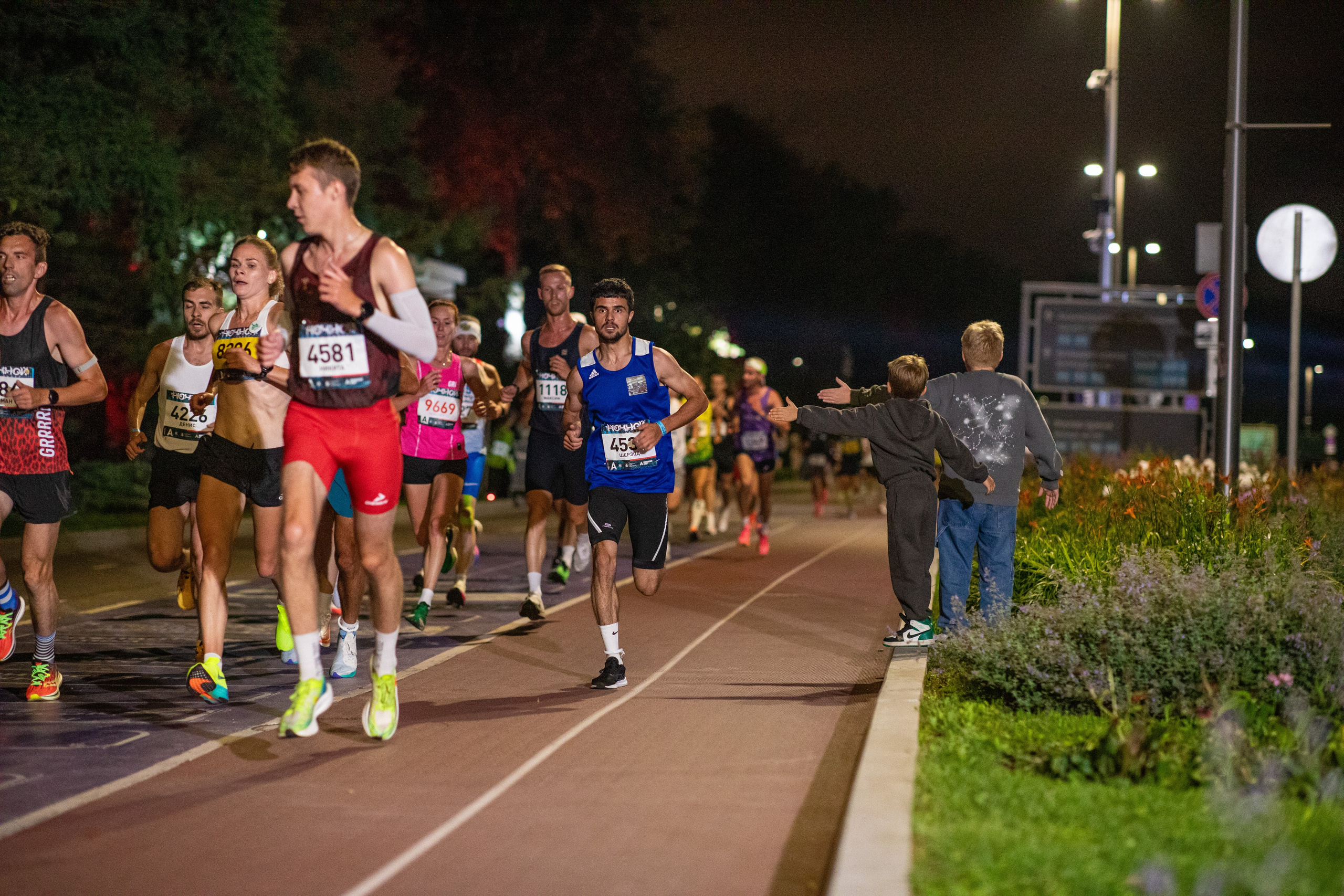 Ночной забег в ленте фотографий бегунов 03.08.24. Фотограф Сергей Ловкий