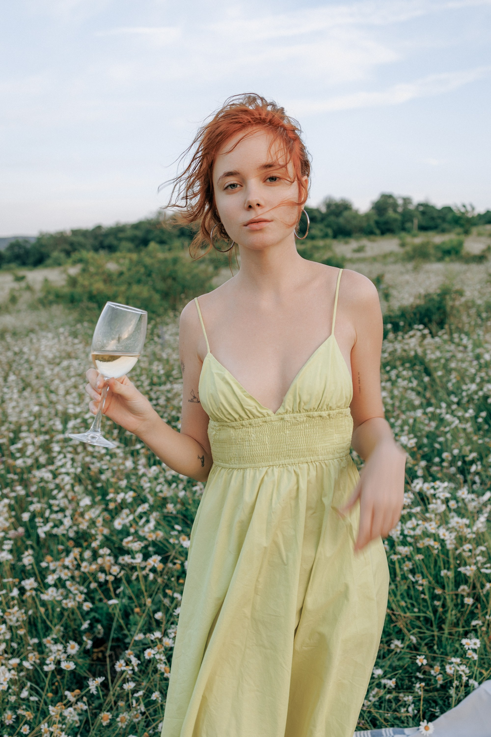 Picnic in the chamomile field in Georgia. Fedor Lemeshko — Destination Wedding and Family Lifestyle photographer