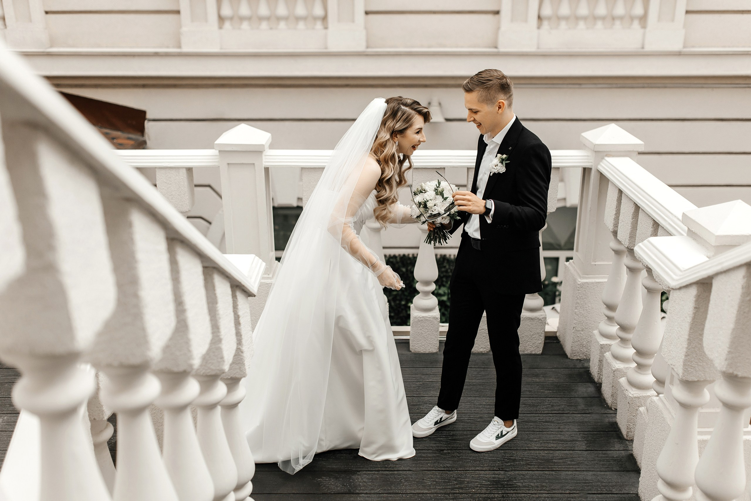 Здравствуйте! Я&nbsp;свадебный фотограф из&nbsp;Ульяновска, работаю в&nbsp;том числе по&nbsp;всей России и&nbsp;с&nbsp;выездом за&nbsp;границу. Снимаю свадьбы, lovestory, корпоративы, светский репортаж. Провожу обучение по&nbsp;фотографии, мастер-классы и&nbsp;воркшопы для других фотографов.