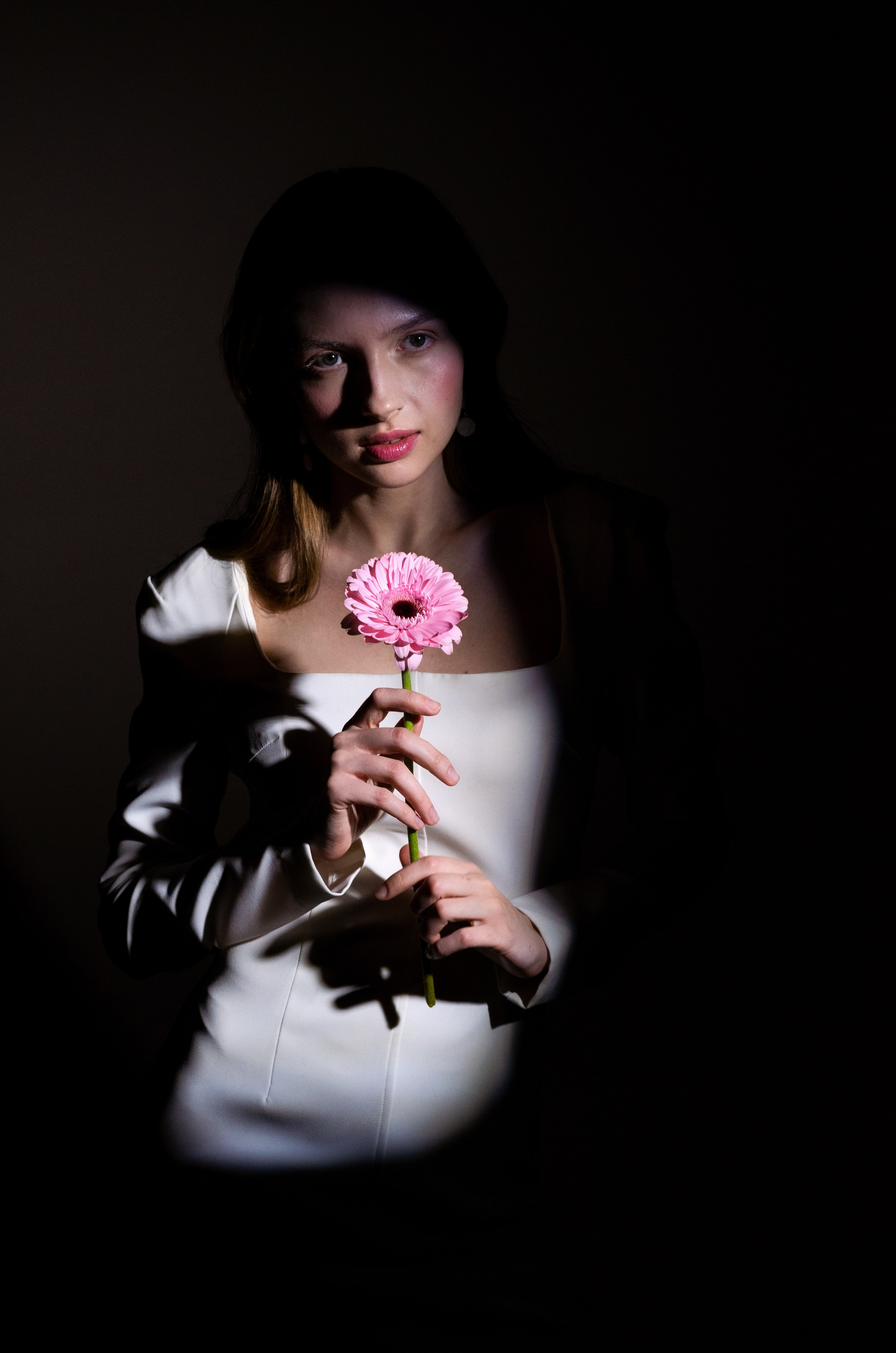 Девушка и цветок. Фотографы для фотосессий в Новосибирске