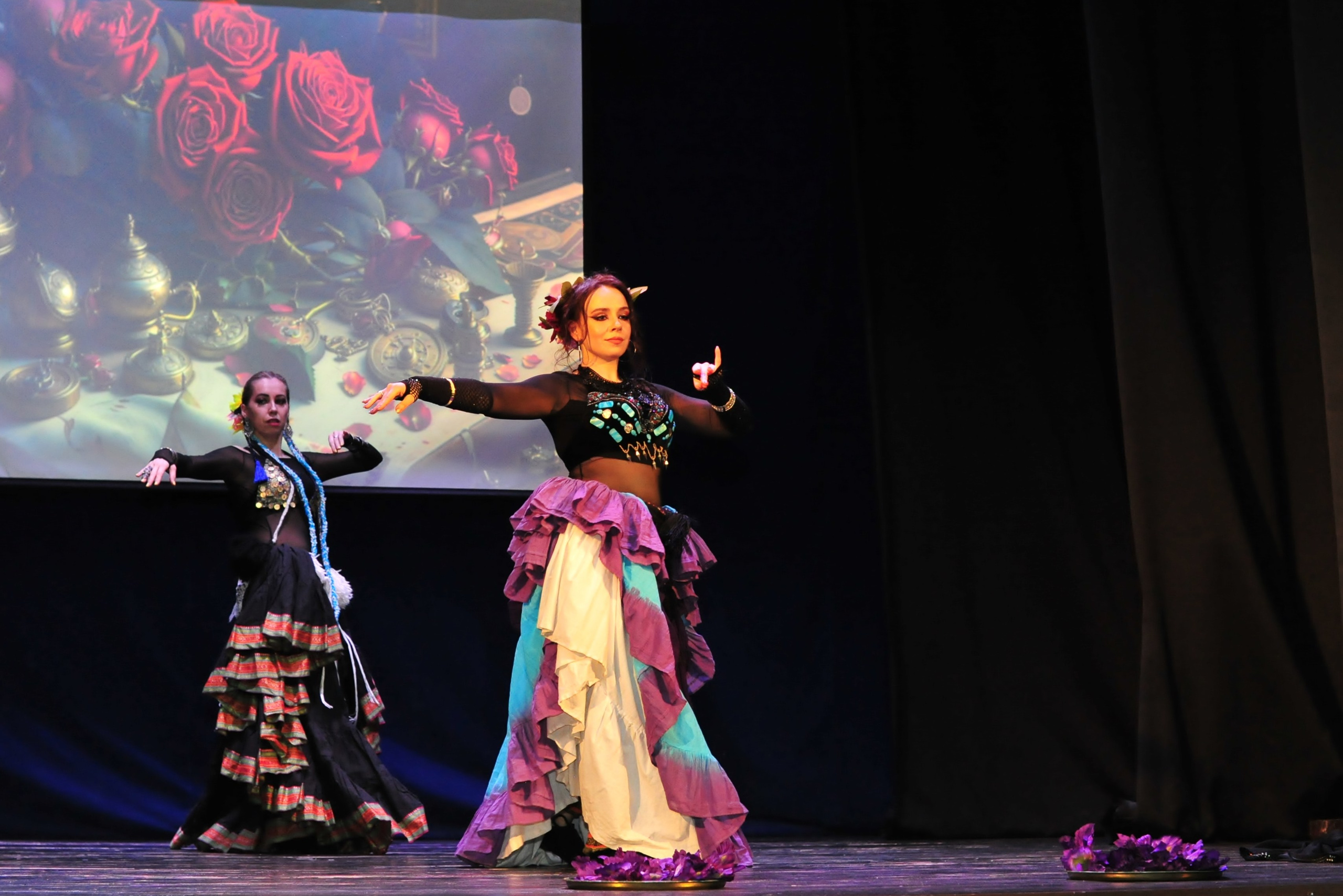 Марокканский танец в пышных юбках с оборками