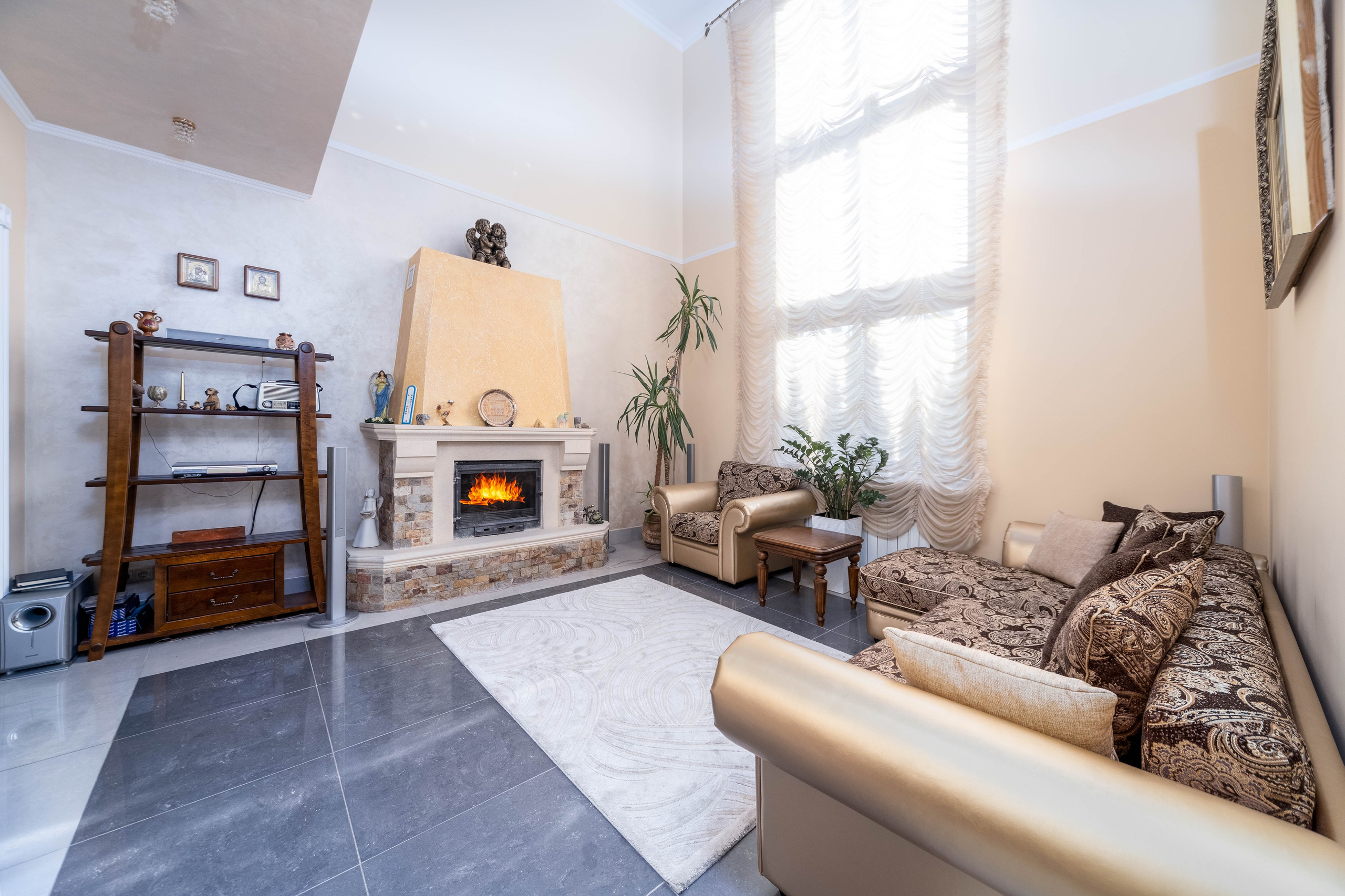 Фото интерьера гостиной с камином в коттедже в Сенице