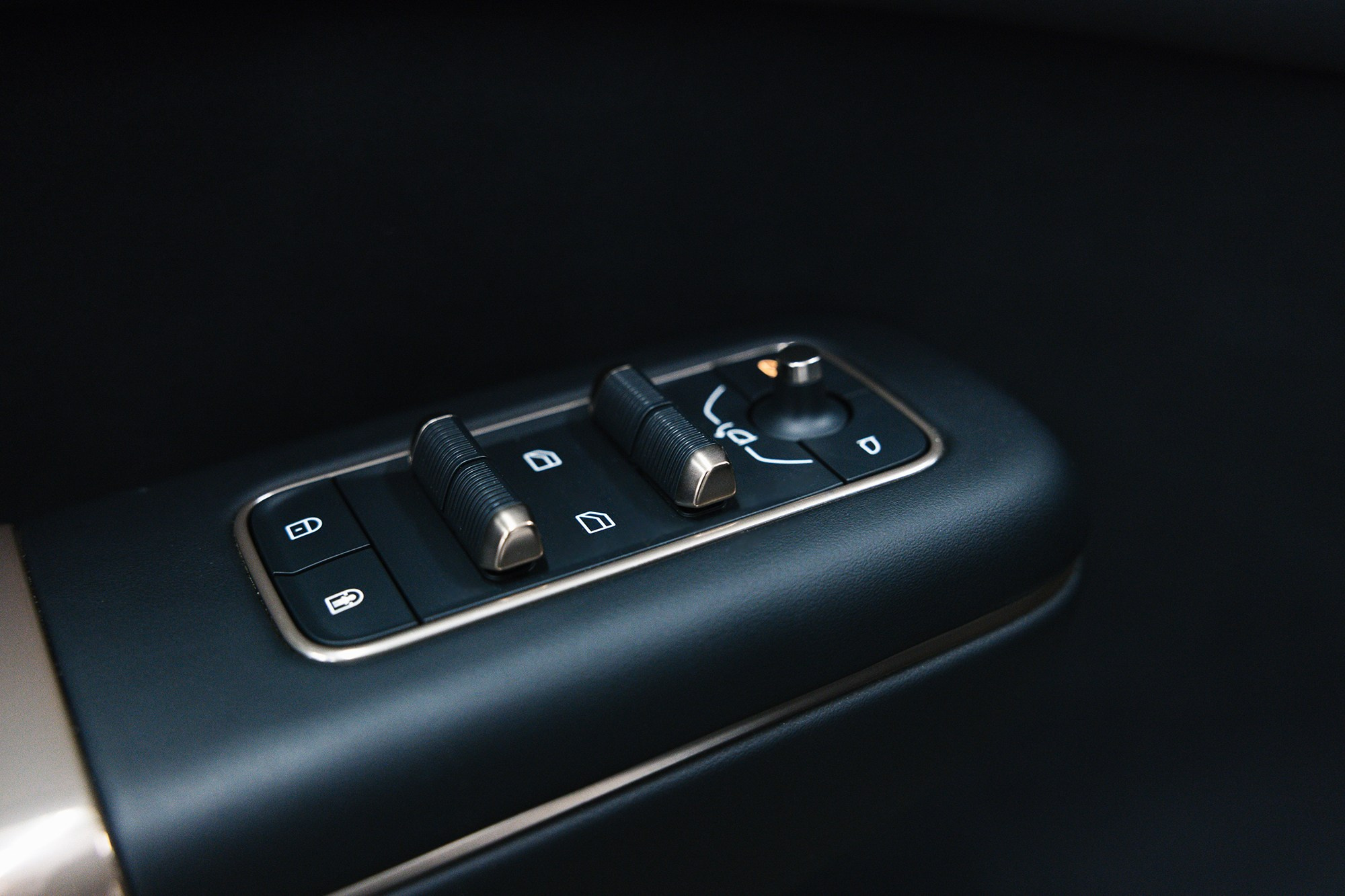 Lynk & Co 900 Ultra 2,0hyb 4WD AT (734 л. с.). Автосалон «Х-Авто»