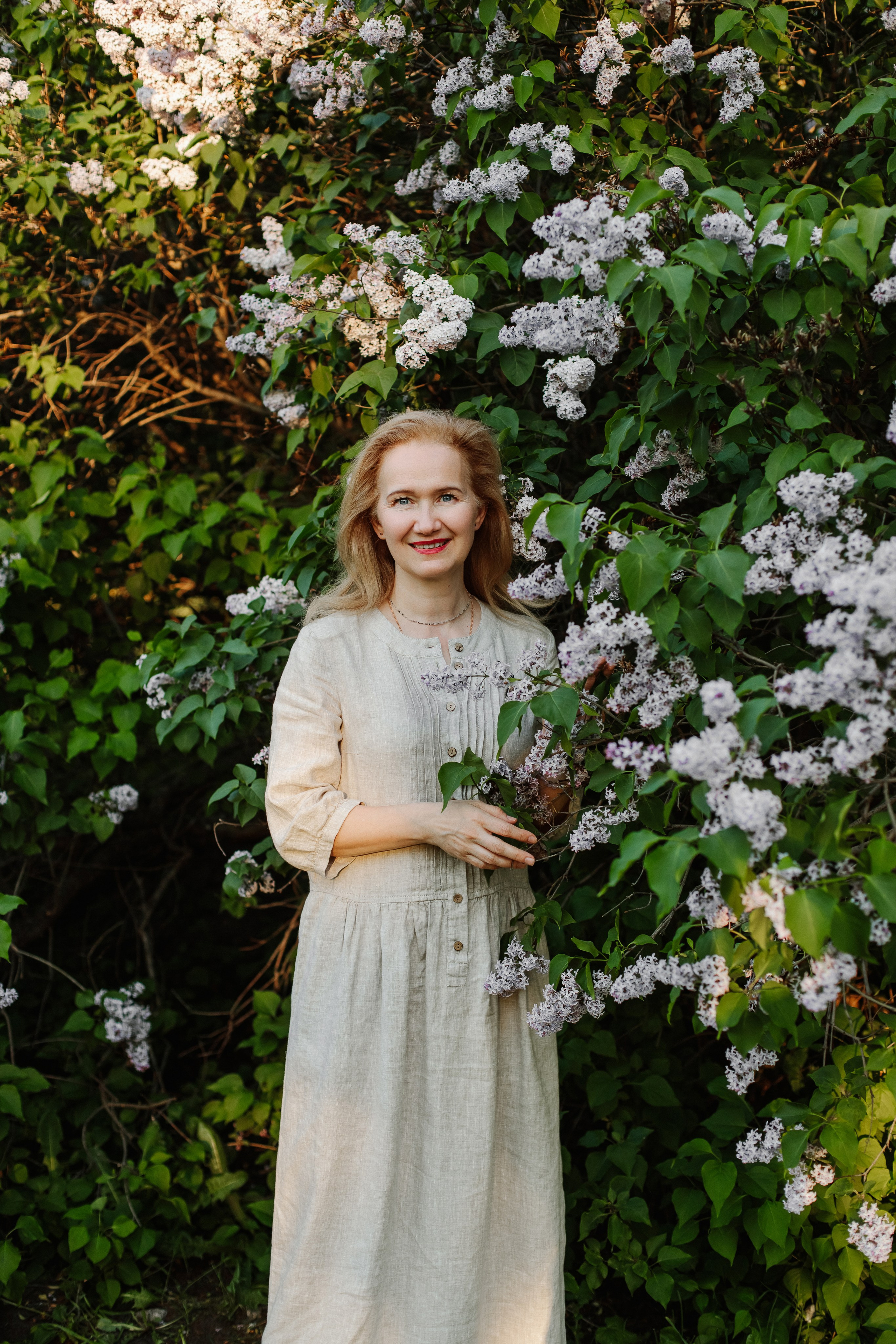 Женская фотосессия в цветении. Контентный фотограф в Перми Натали Кытманова