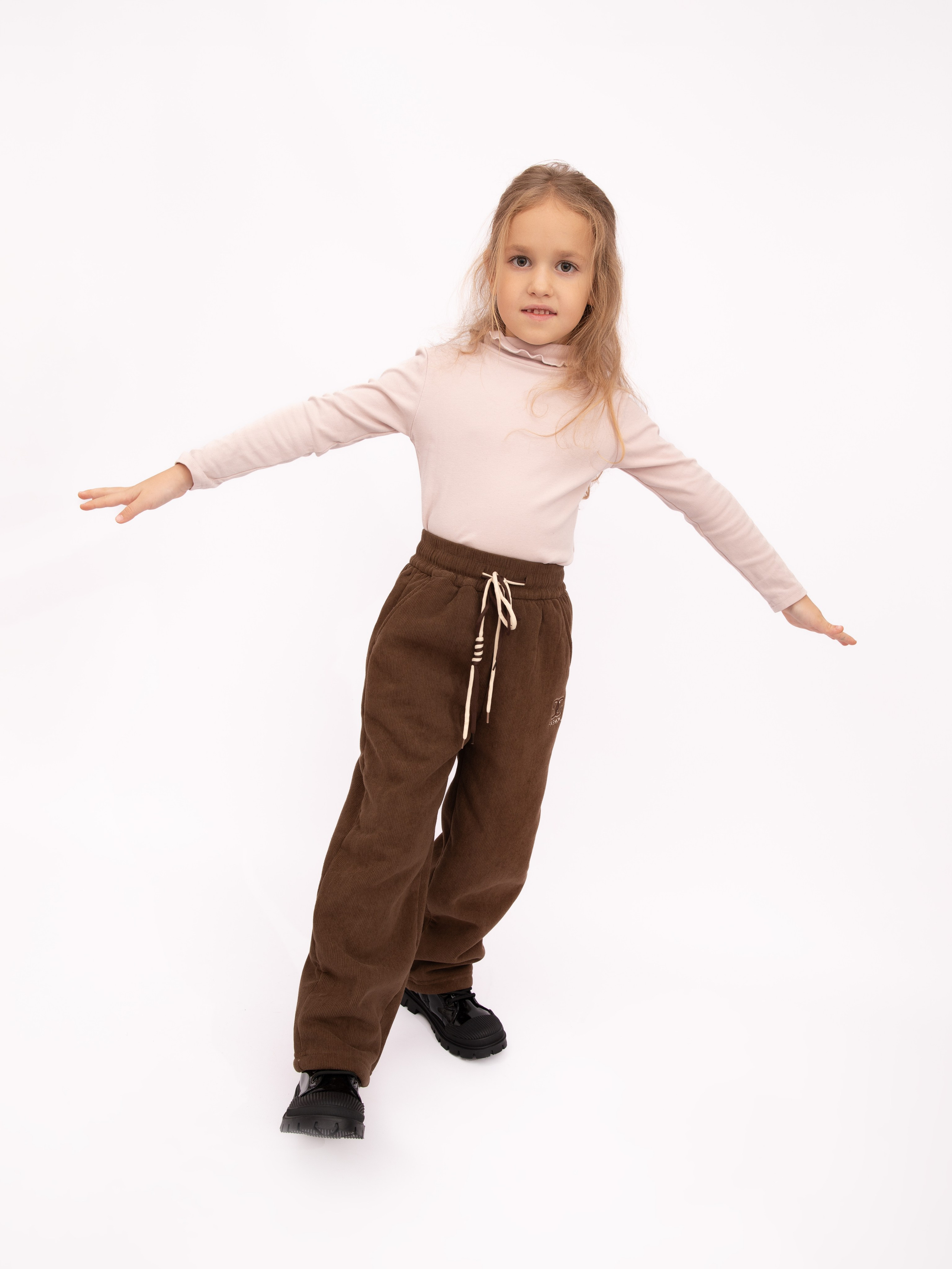 Детские брюки. Фотостудия предметной и модельной съёмки для маркетплейсов