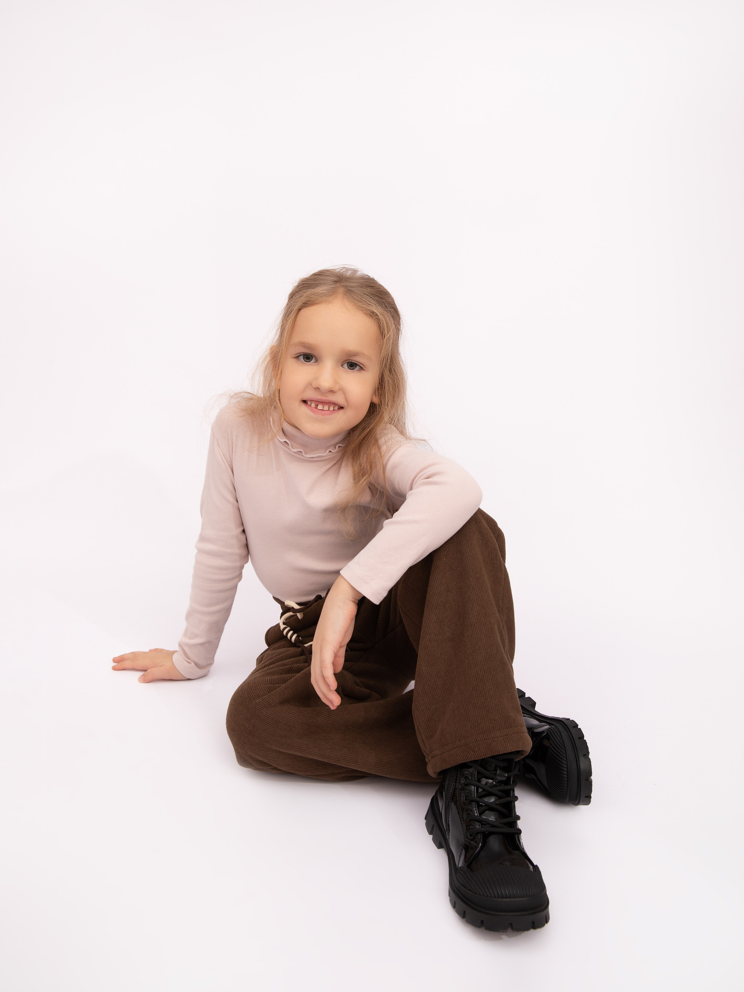 Детские брюки. Фотостудия предметной и модельной съёмки для маркетплейсов