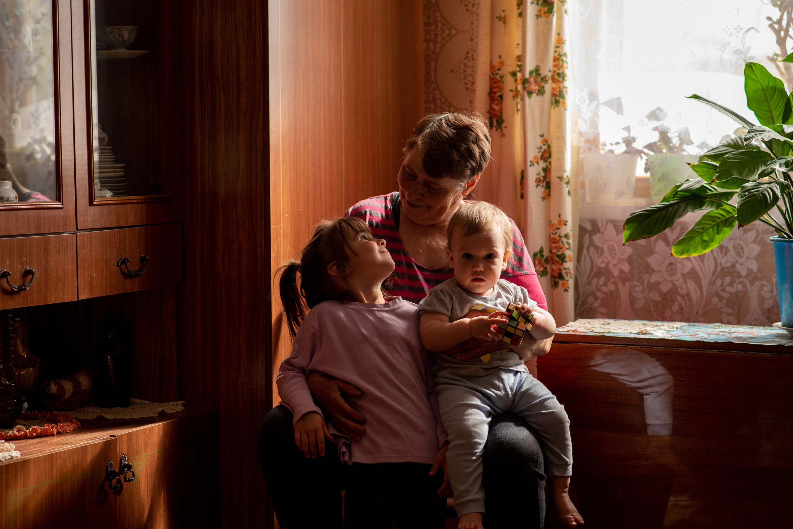 Домашняя съемка. Бабушка с внуками. Свадебный и семейный фотограф Полина Малюкова Москва, Химки, Зеленоград