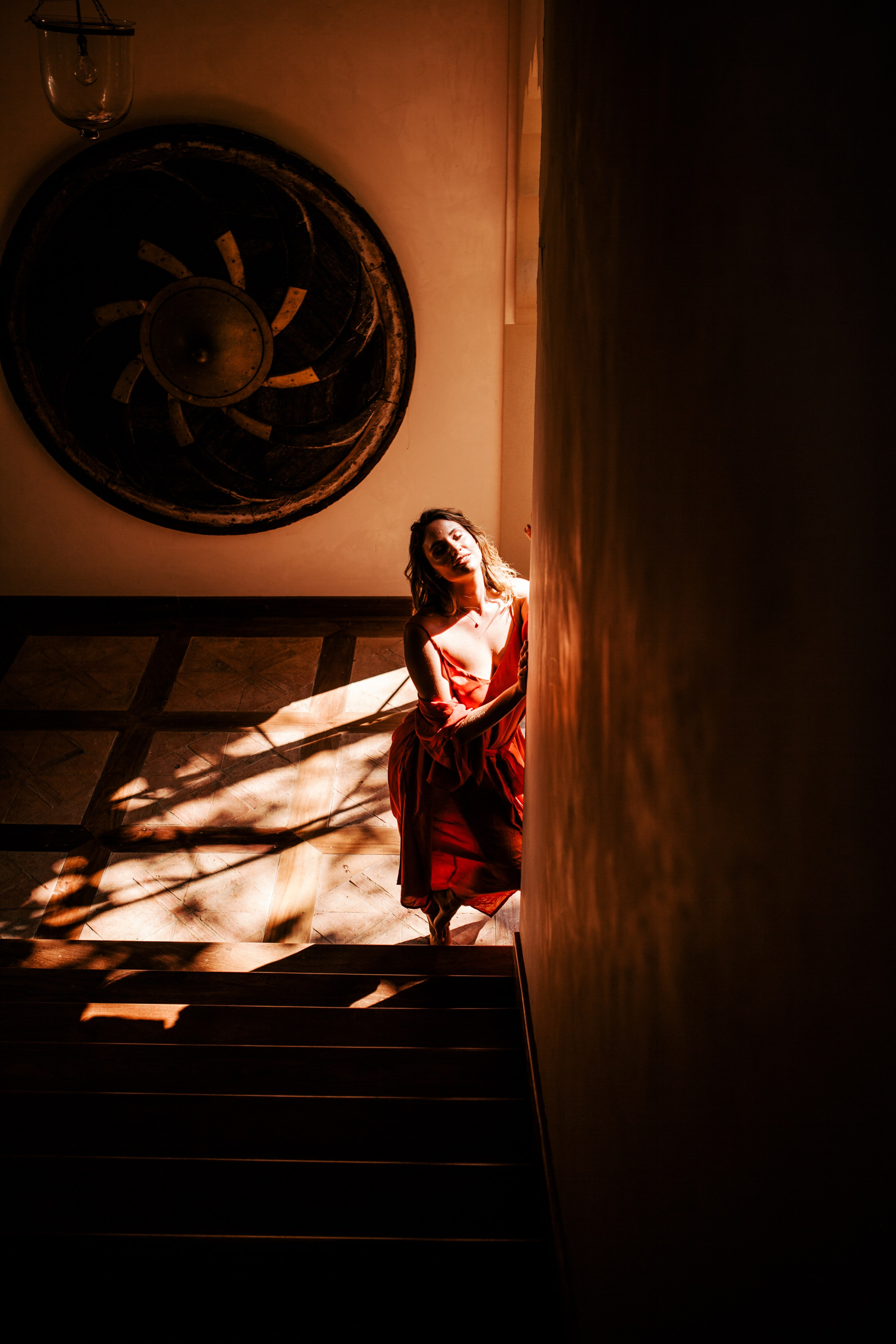 Девушка в красном платье в отеле Malabar Hill — Роскошная портретная съемка | Шри-Ланка. Фотограф на Шри-Ланке