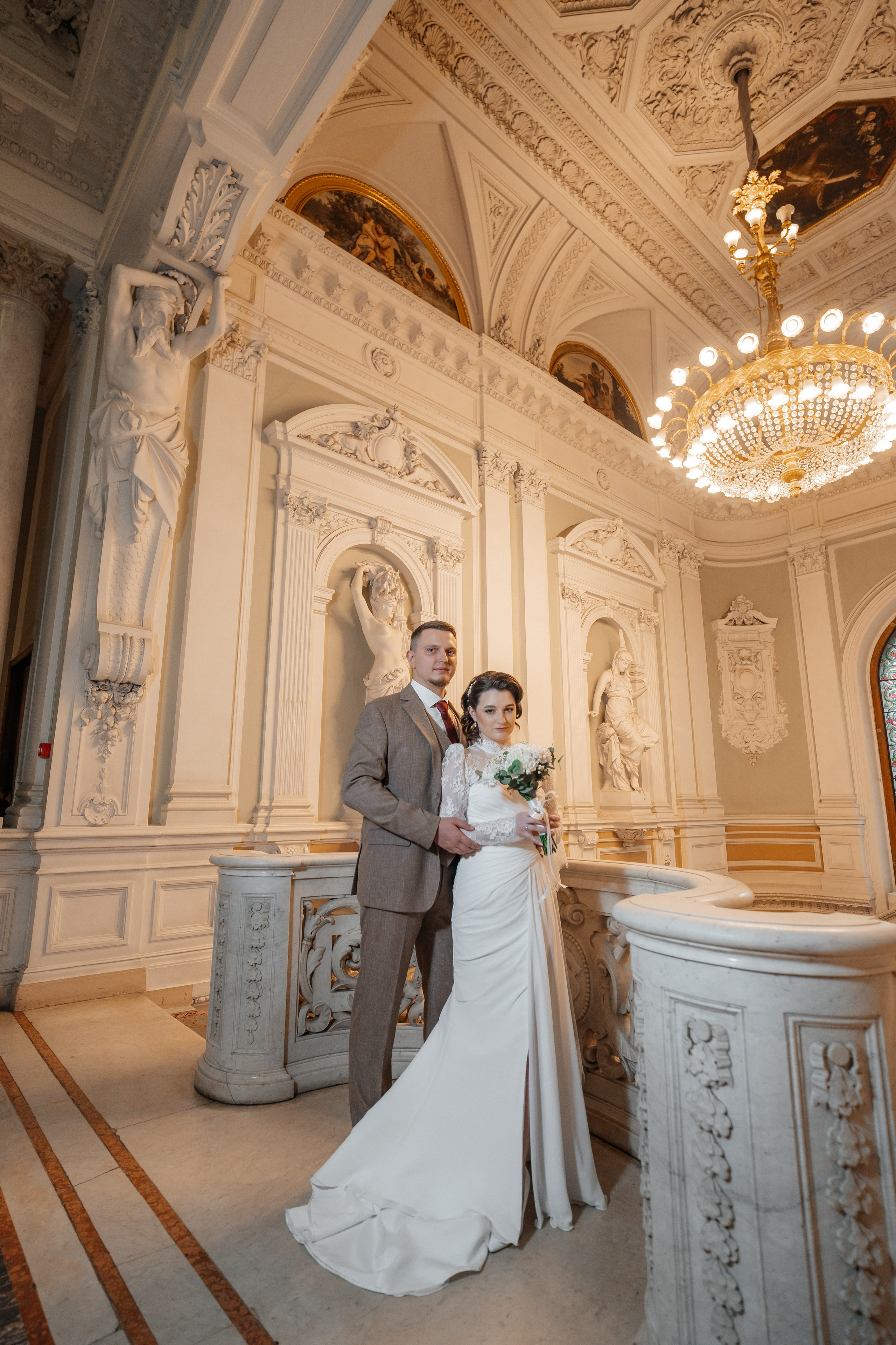 Свадебная фотосессия во Дворце Бракосочетания №1. Фотография в темное время суток в загсе со вспышкой