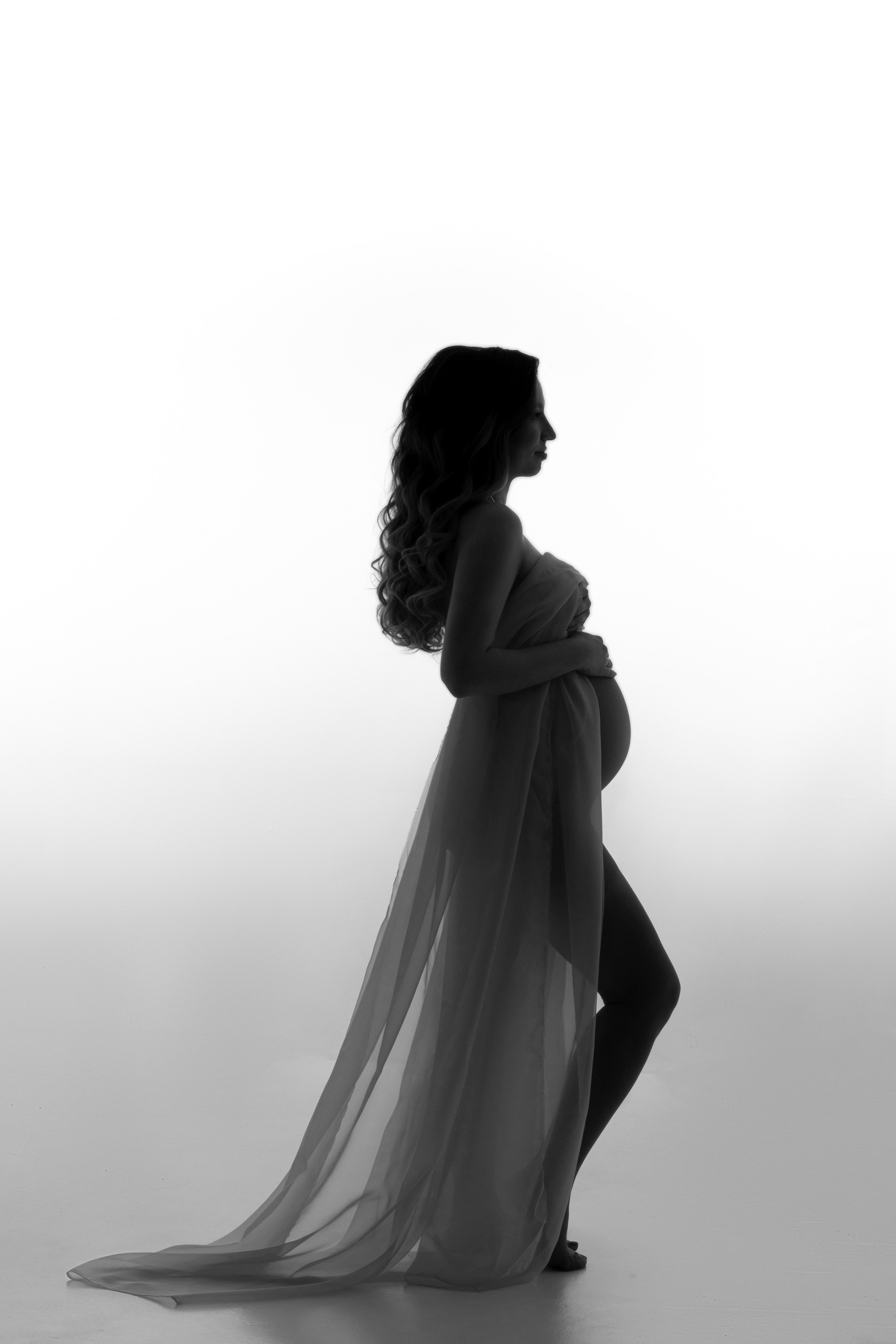 Силуэтные фото беременности. Черно-белые фото беременных. фотосессия беременности в Иркутске. Фотограф беременных в Иркутске.