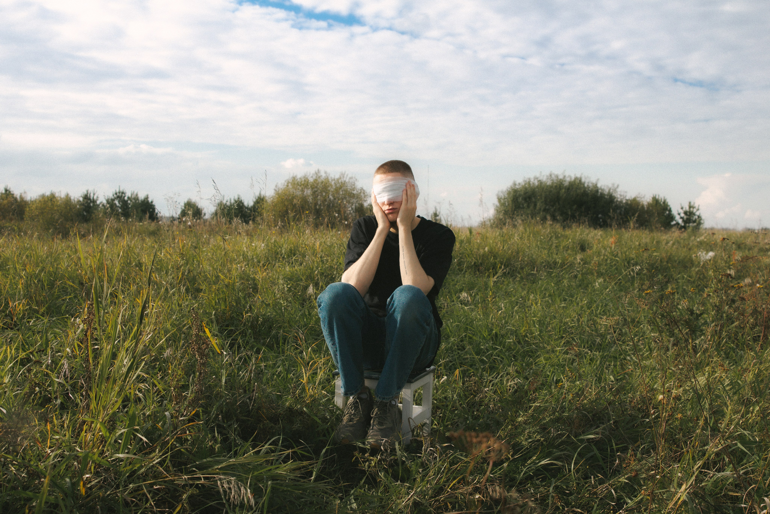 Никита в поле. Фотограф Настя Булочка Екатеринубрг