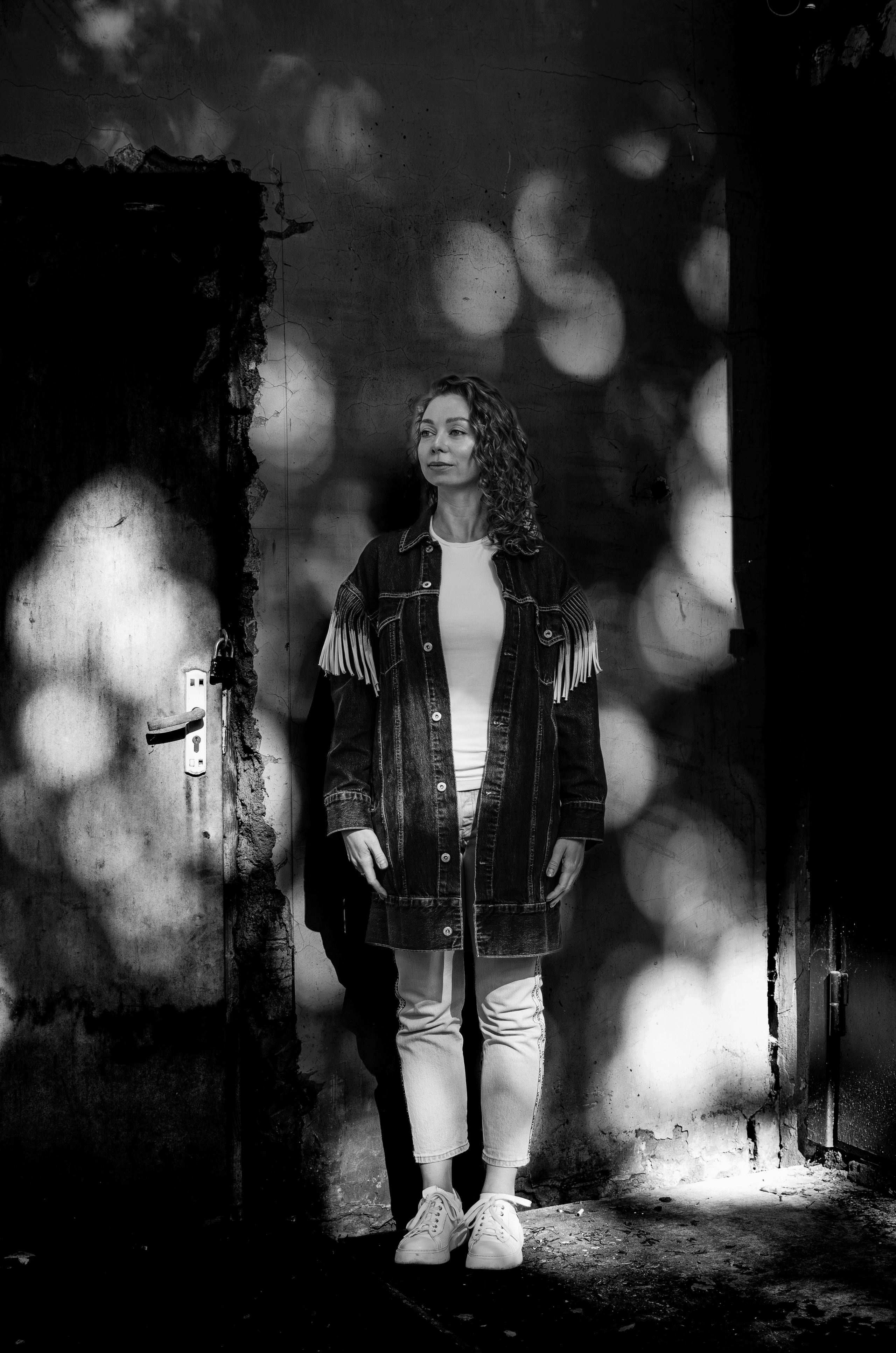 Фотопрогулка по питерским дворикам и парадным в формате разведки новых мест. Портретный и репортажный фотограф в Санкт-Петербурге Варвара Жукова