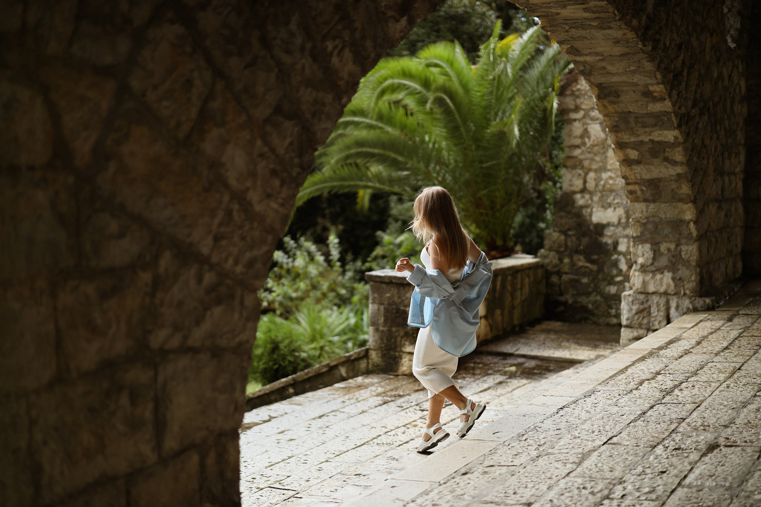 Фотосессия на ступеньках ресторана Гагрипш, Гагра. Свадебный и семейный фотограф в Абхазии Жанна Соснина