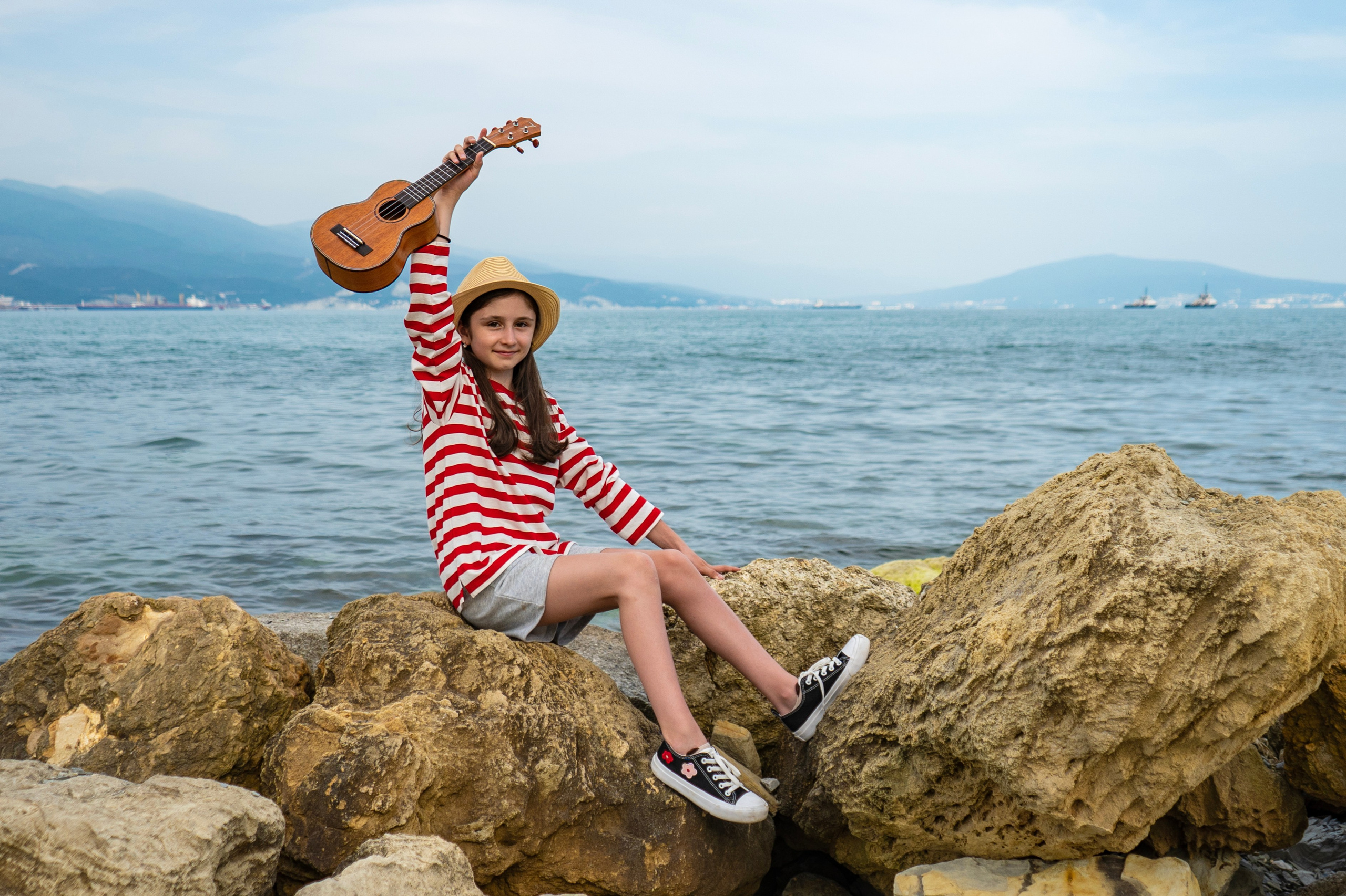 Съемка в центре Новороссийска. Семейный и детский фотограф Екатерина Черняева. Снимаю портреты, love story, фотопрогулки, работаю на улице, в кафе, студии, дома у клиента