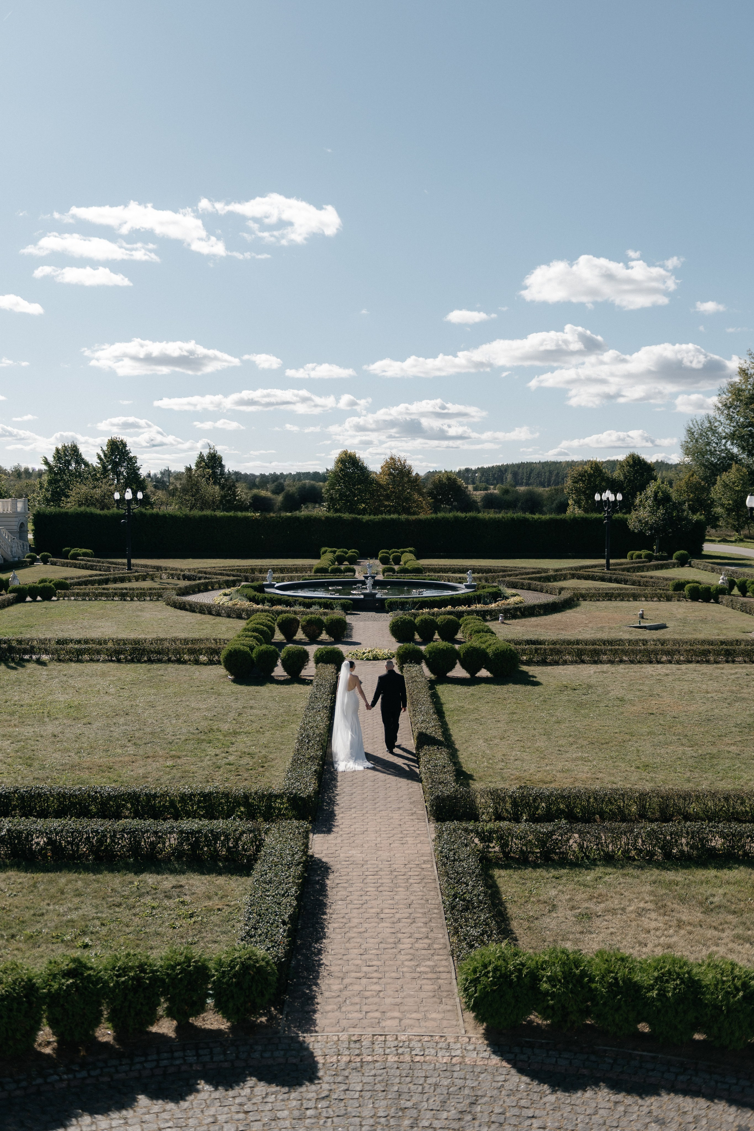 Wedding day in VERSAL PARK. Wedding PHOTOGRAPHER Andrew Vnukov