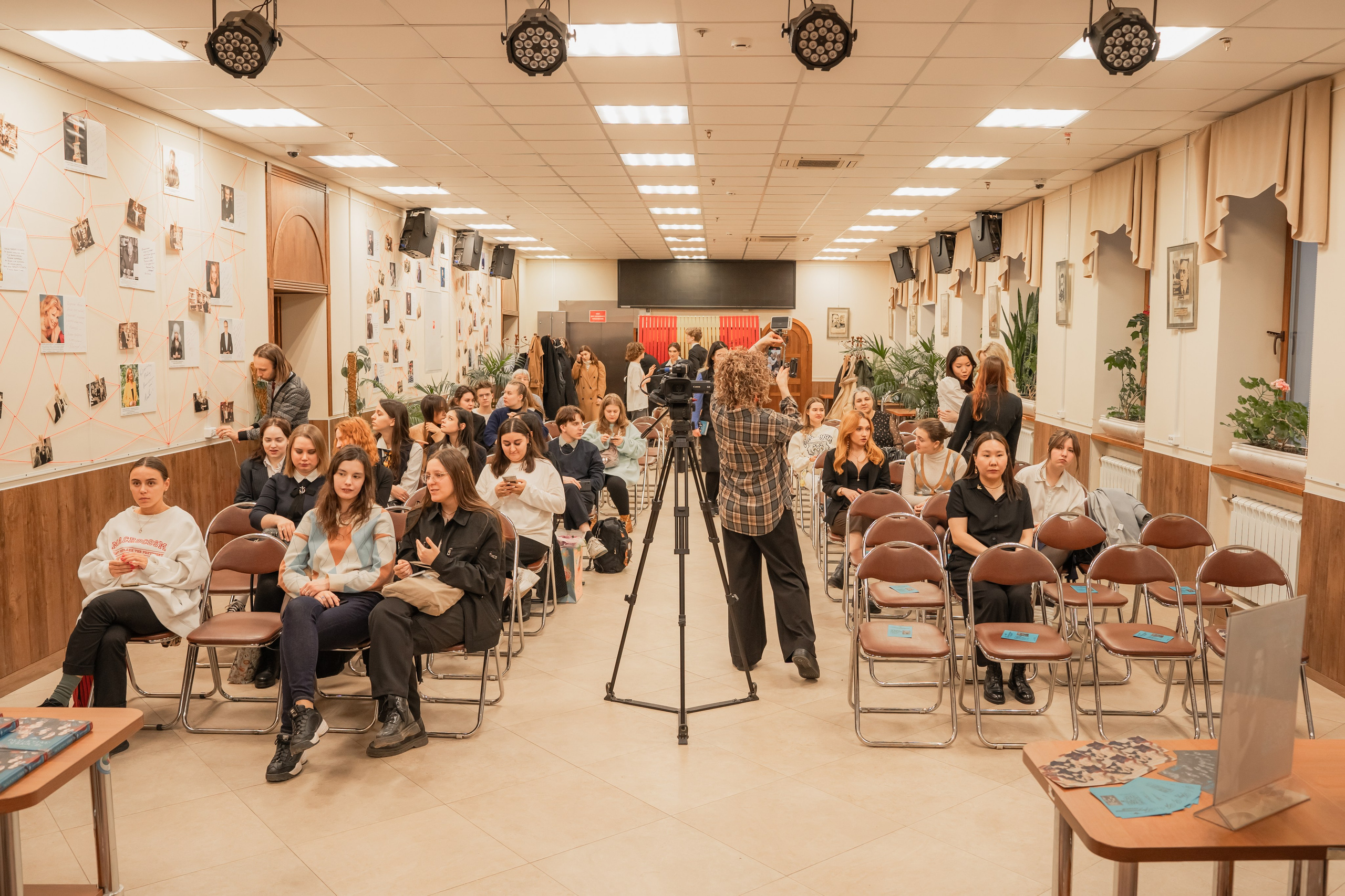 Презентация книги «Человек за бортом», автор София Цой. Репортажный фотограф Анастасия Рубцова