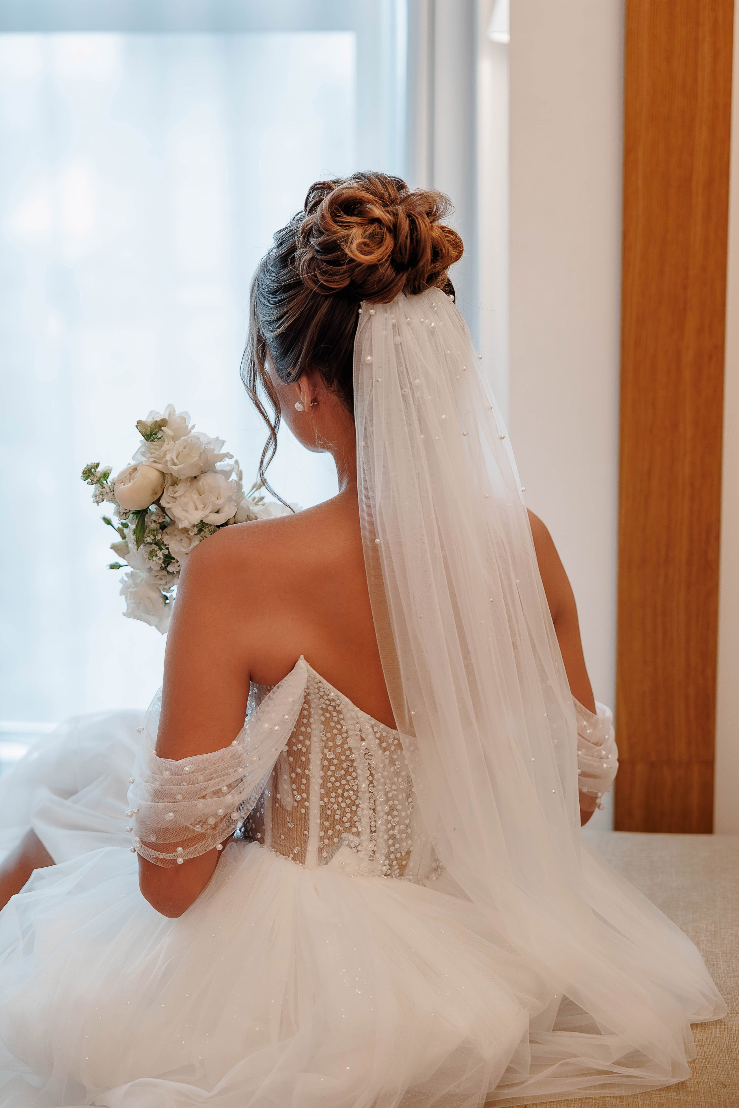 Фата невесты, свадебные детали букет невесты прическа невесты