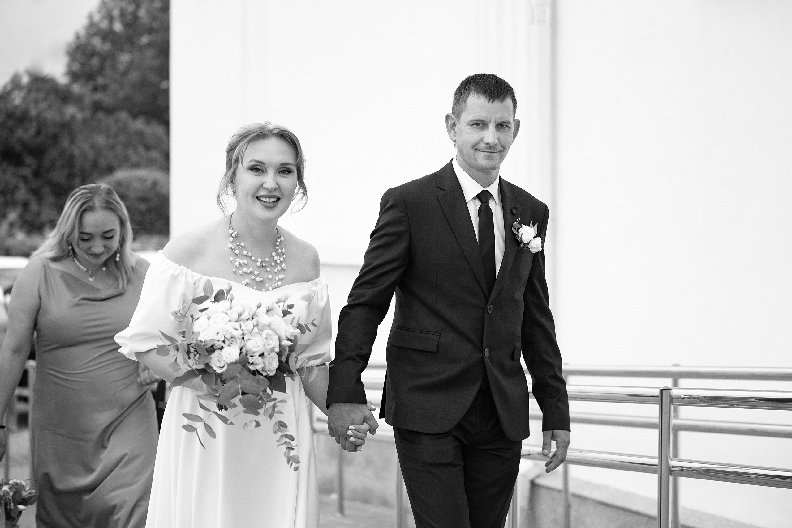 Черно-белая фотография жениха и невесты перед Екатерининским залом