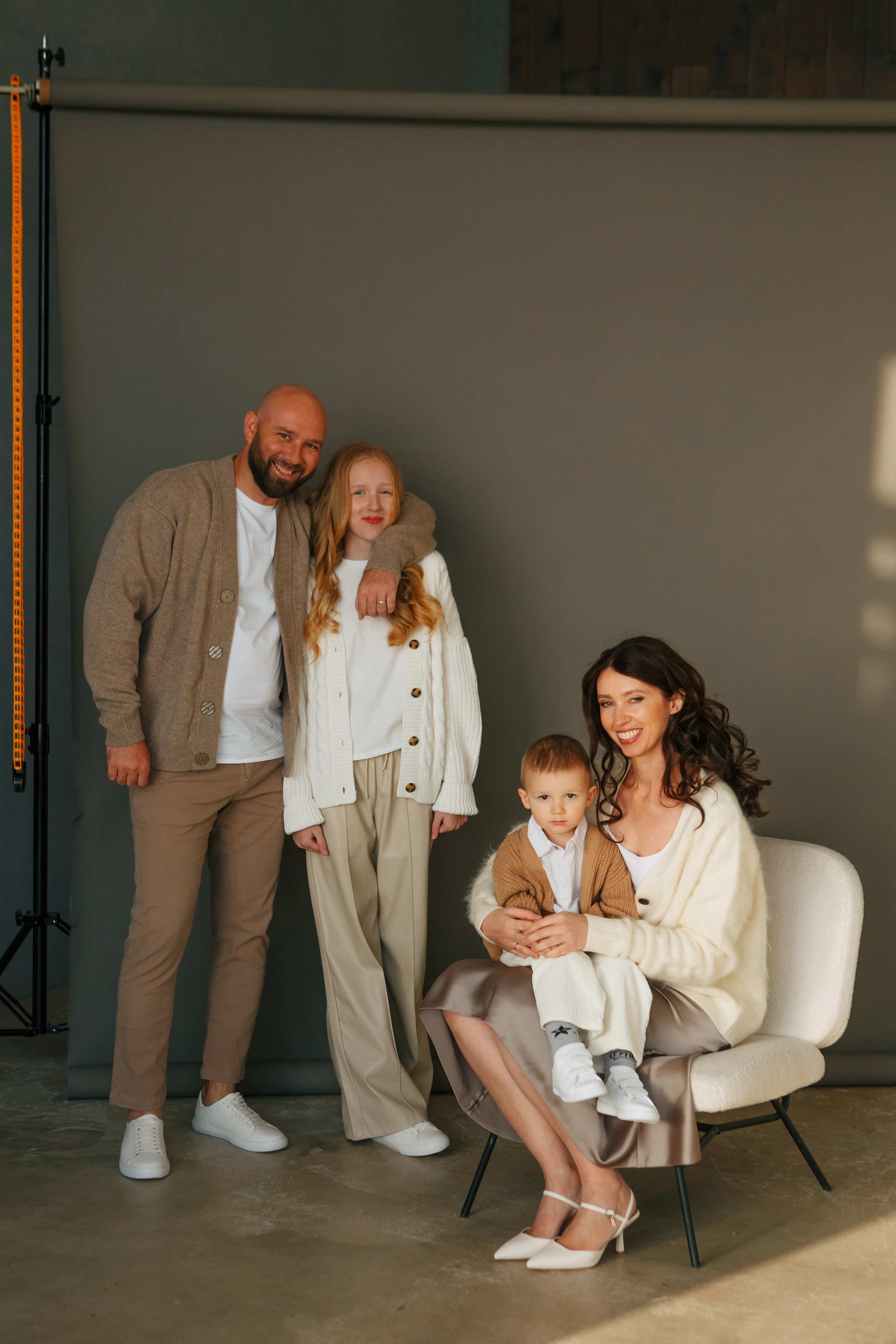 Семейная фотосессия в минималистичном стиле. Фотограф Александра Рышкова