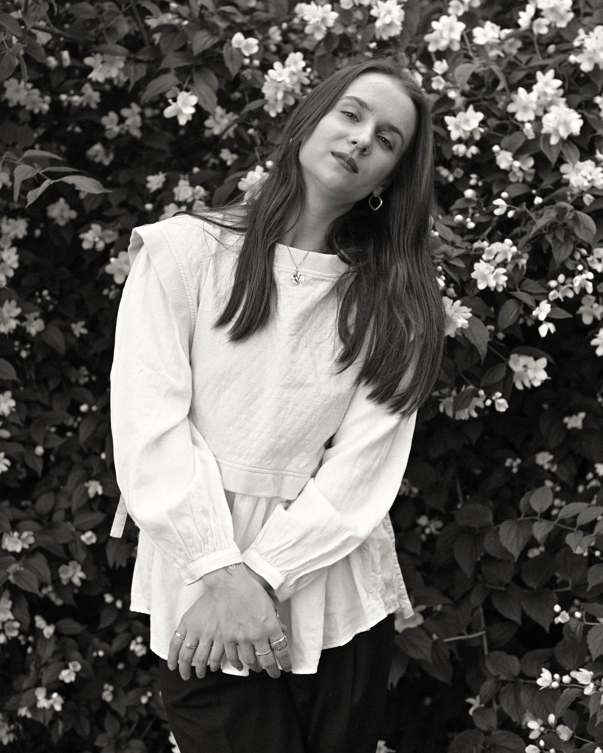 Саша. Женский фотограф. Создатель украшений ручной работы. Модель