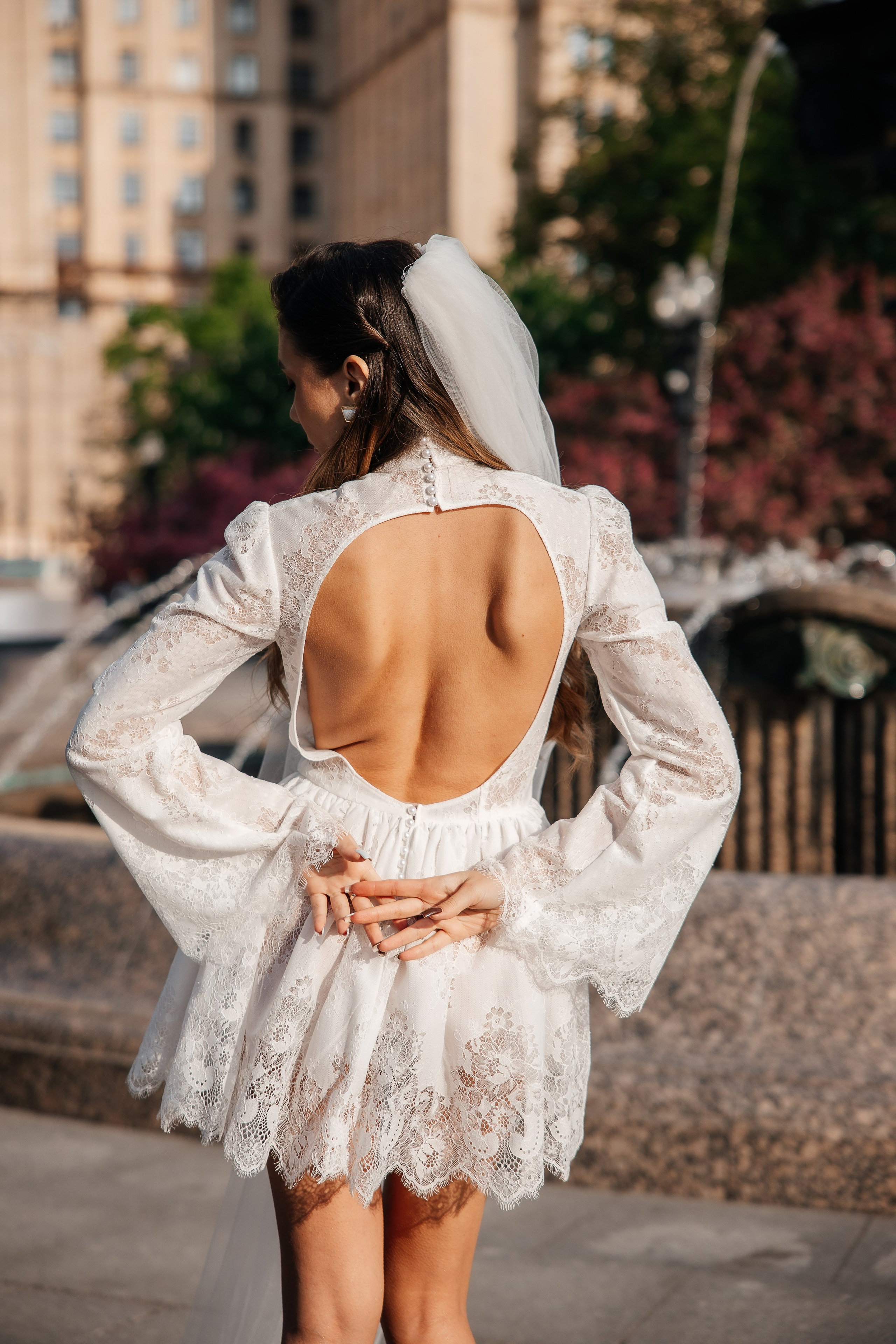 Свадебная прогулка у высотки на Кудринской площади. Свадебный и семейный фотограф в Москве Красинская Мария