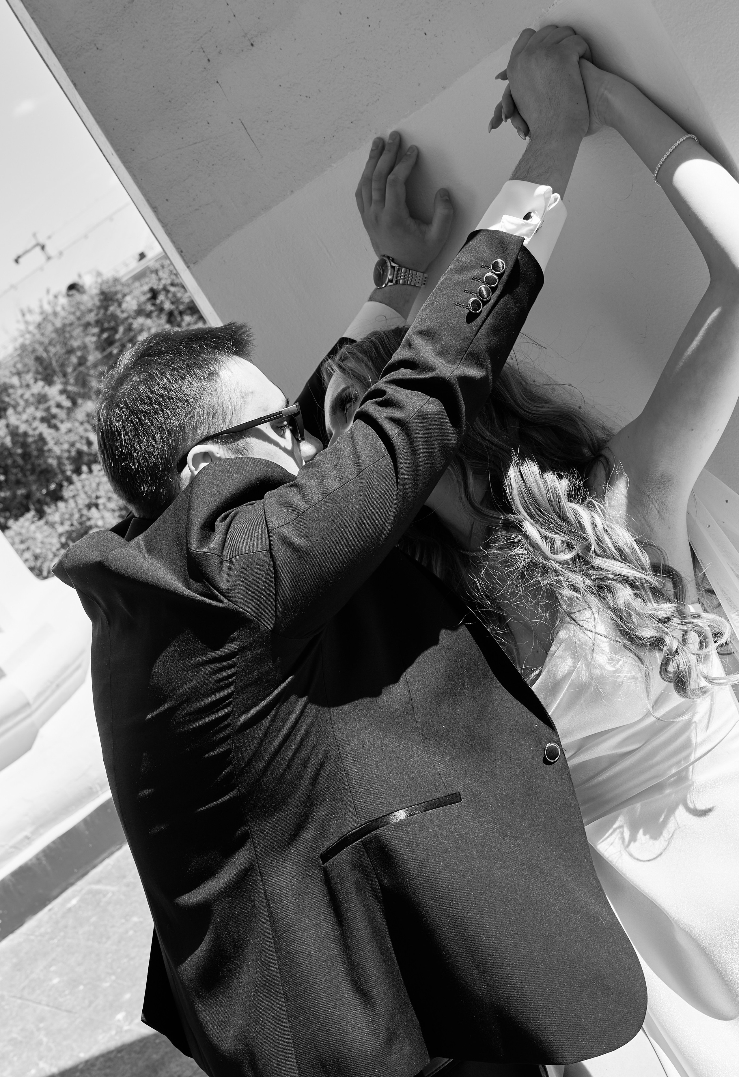 Пара на свадебной фотосессии, нежность, репортажная съемка свадьбы