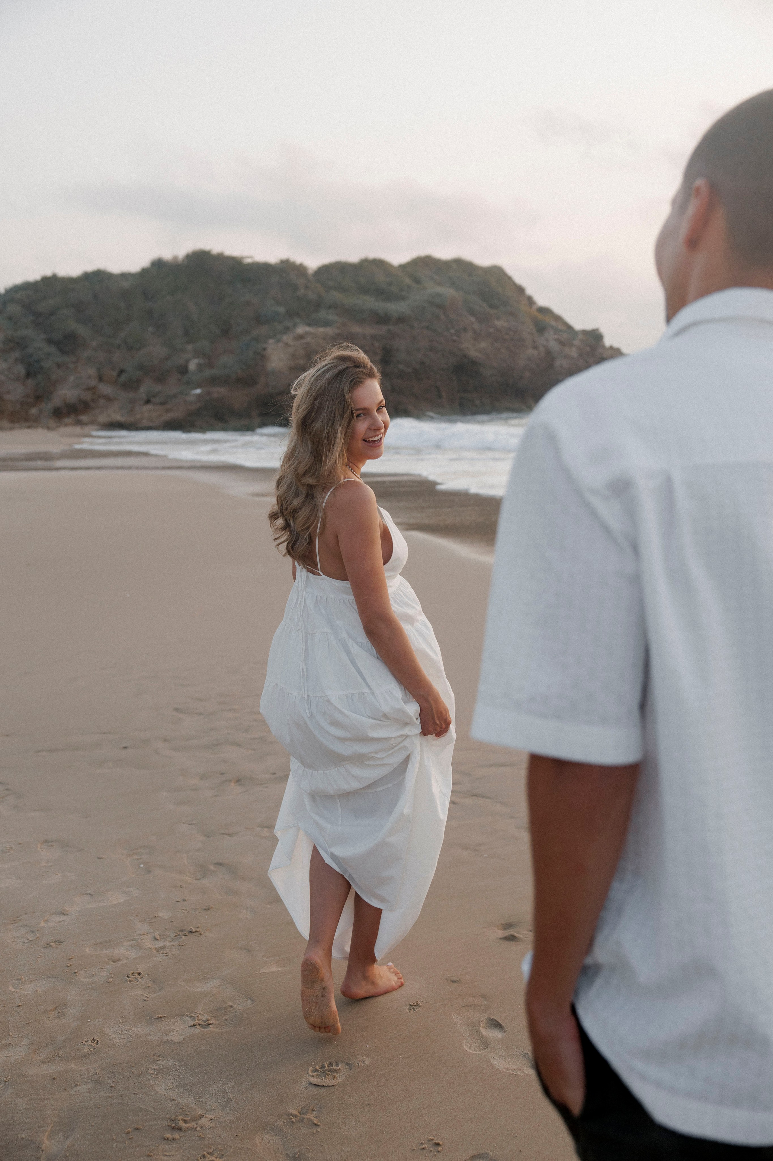 Pregnancy photoshoot near the sea (cloudy weather). Главная