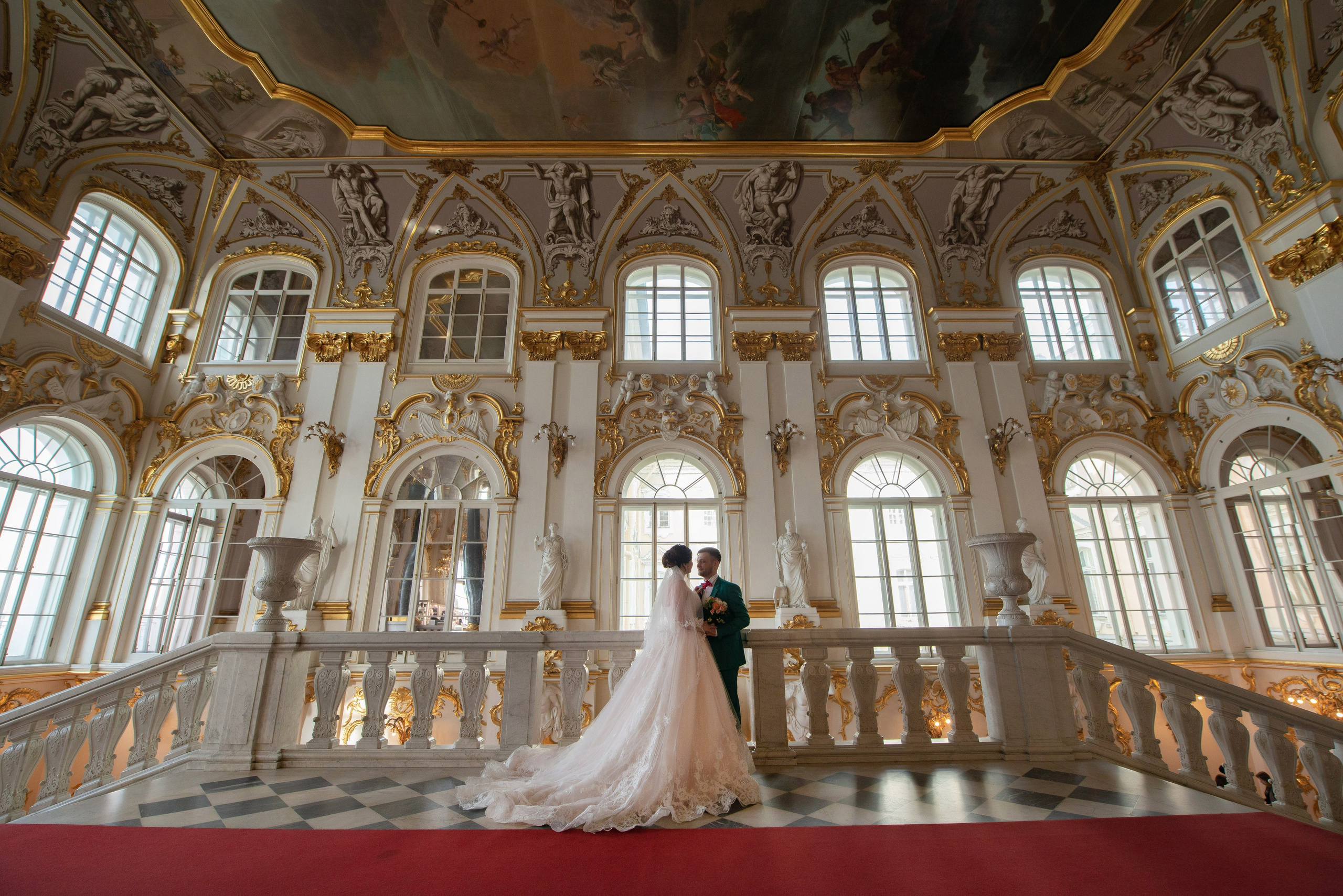 Самая красивая свадебная фотосессия в Эрмитаже. Лучшие свадебные фотографии в Эрмитажа. Портретный, семейный и свадебный фотограф в Санкт-Петербурге и в Пушкине Ширяев Денис