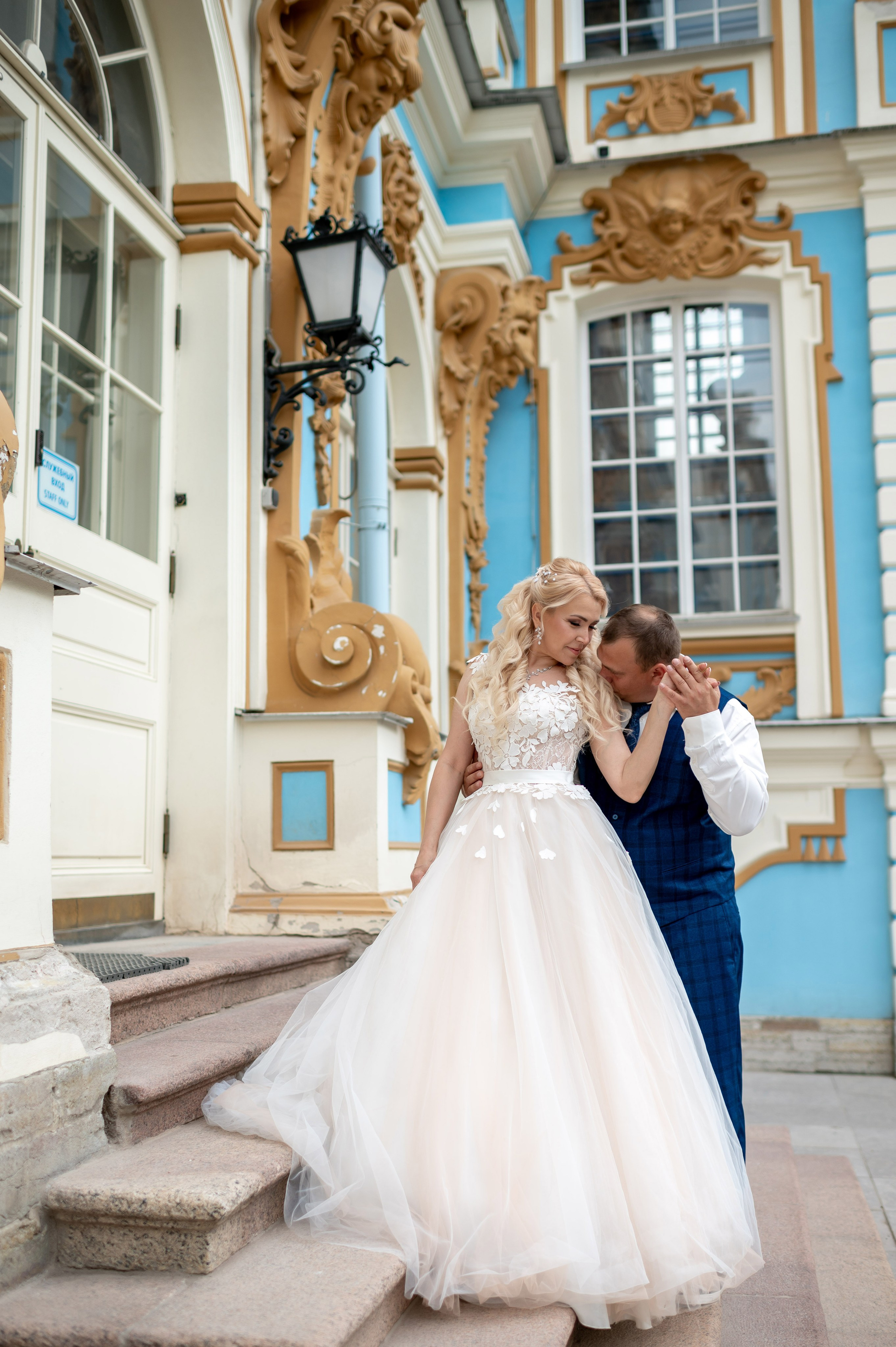 Евгения (фотосессия с малиновым chevrolet camaro, в сирени в Пушкине в Екатерининском парке). Портретный, семейный и свадебный фотограф в Санкт-Петербурге и в Пушкине Ширяев Денис