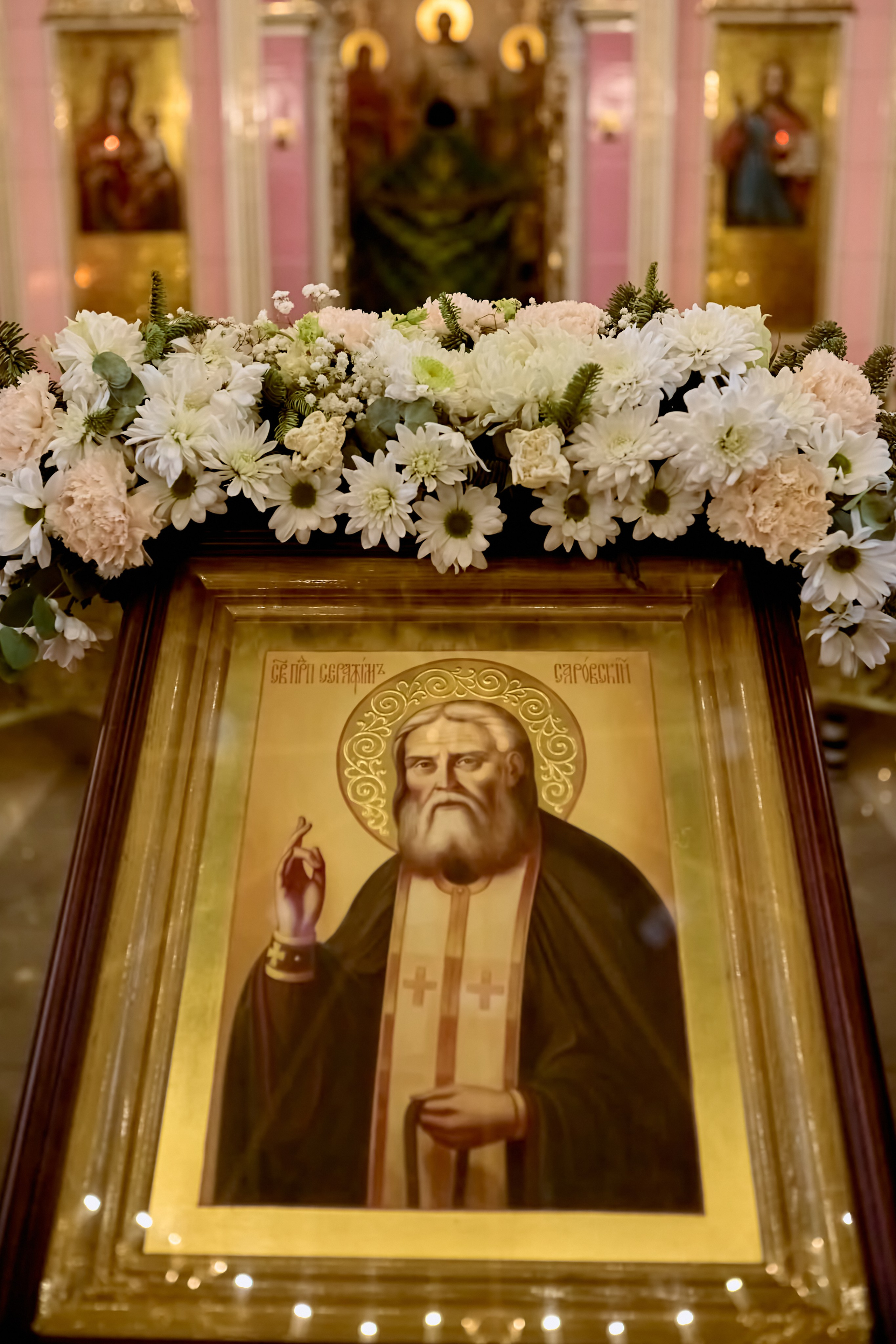Праздничная икона на престольном празднике в храме лежин на аналое украшена цветами