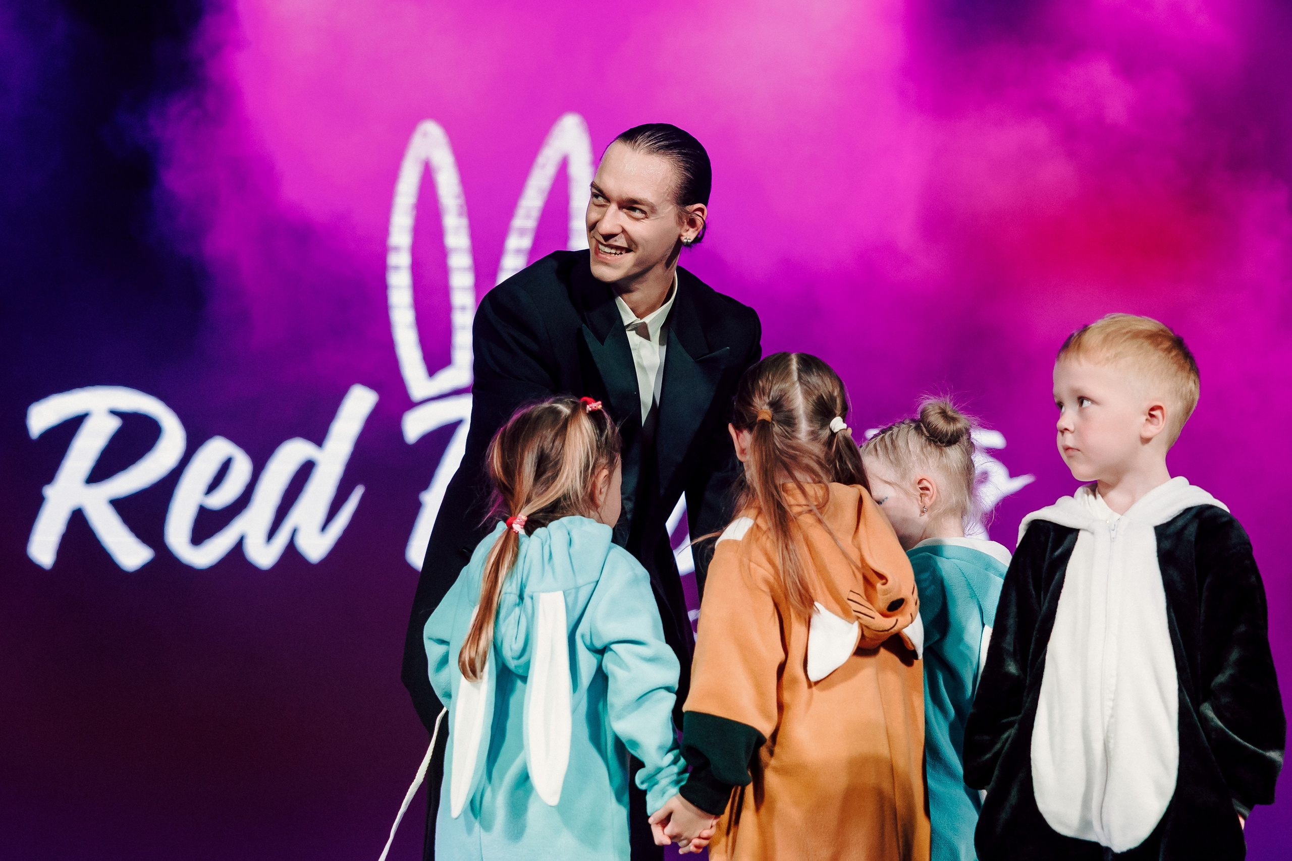 Отчётный концерт танцевальной школы «Red Rabbits» 2025. Лёшка Варзегов — фотограф