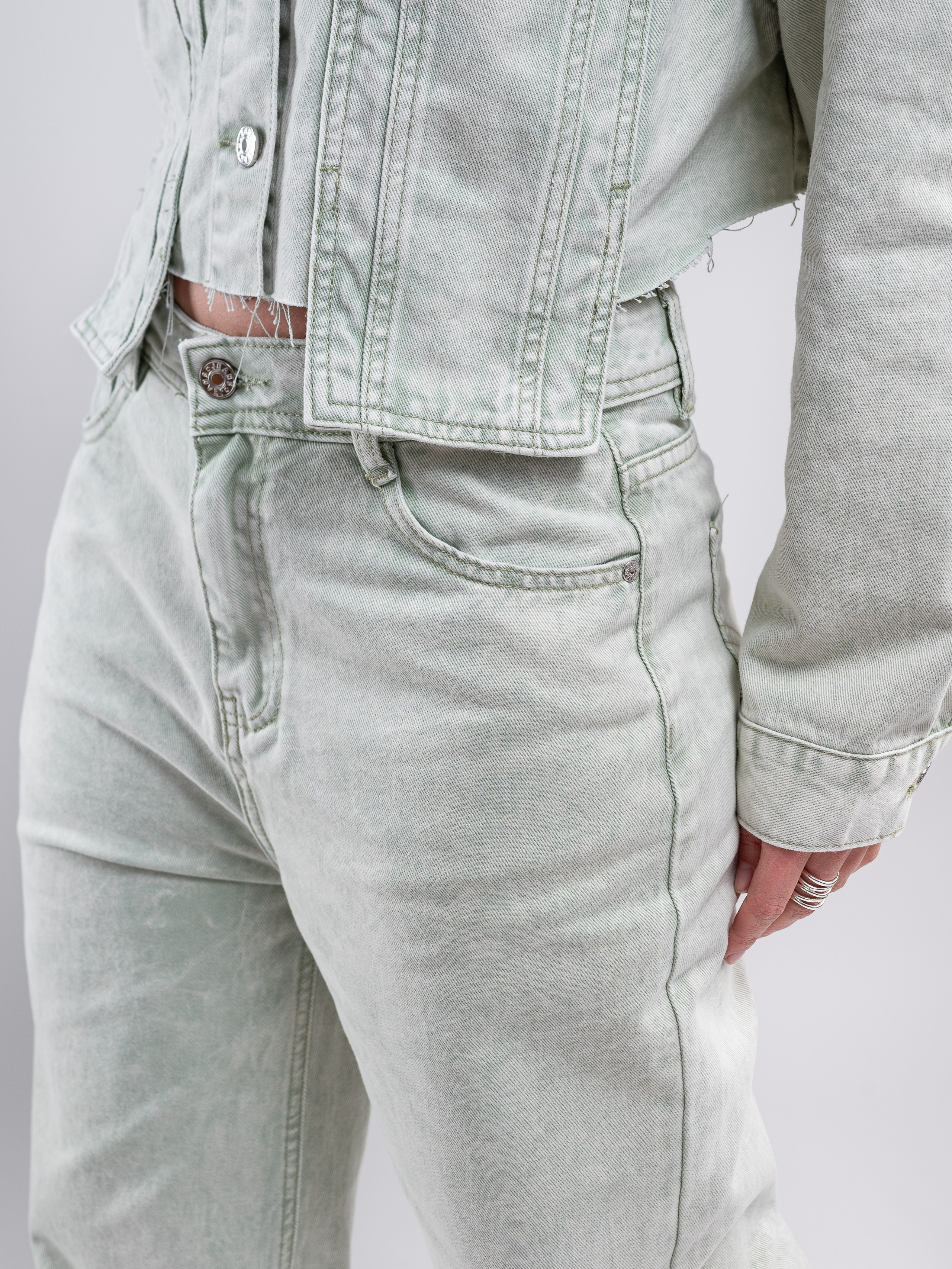 Джинсовые костюмы две модели. Предметный фотограф, фото для маркетплейсов Пятигорск, КМВ