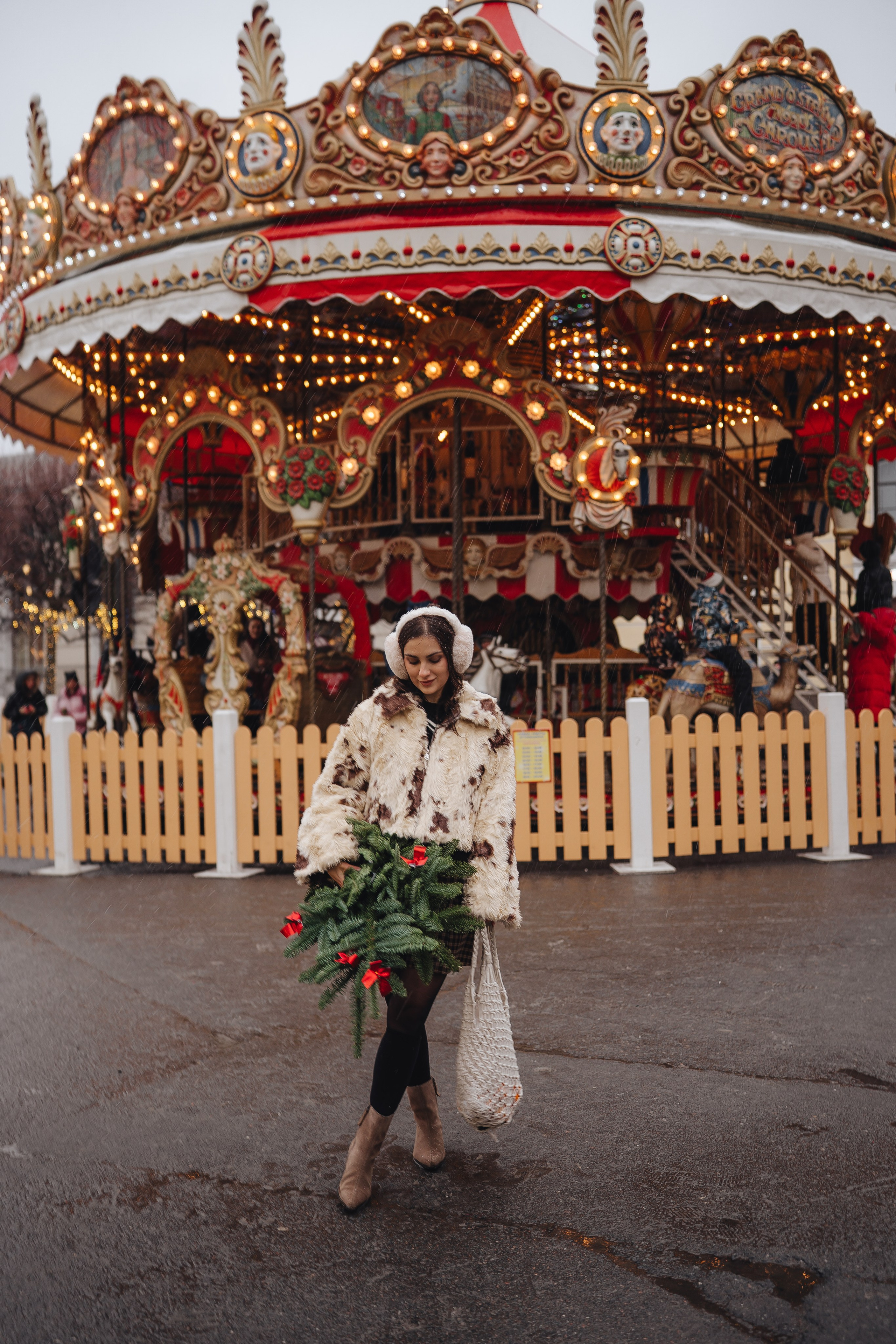 ПРОГУЛКА НА МАНЕЖНОЙ ПЛОЩАДИ ДЛЯ ДЕВУШКИ ПЕРЕД НОВЫМ ГОДОМ (НОВОГОДНЯЯ ФОТОСЕССИИЯ НА МАНЕЖНОЙ ПЛОЩАДИ). Профессиональный фотограф, Санкт-Петербург — Виктория Богомолова