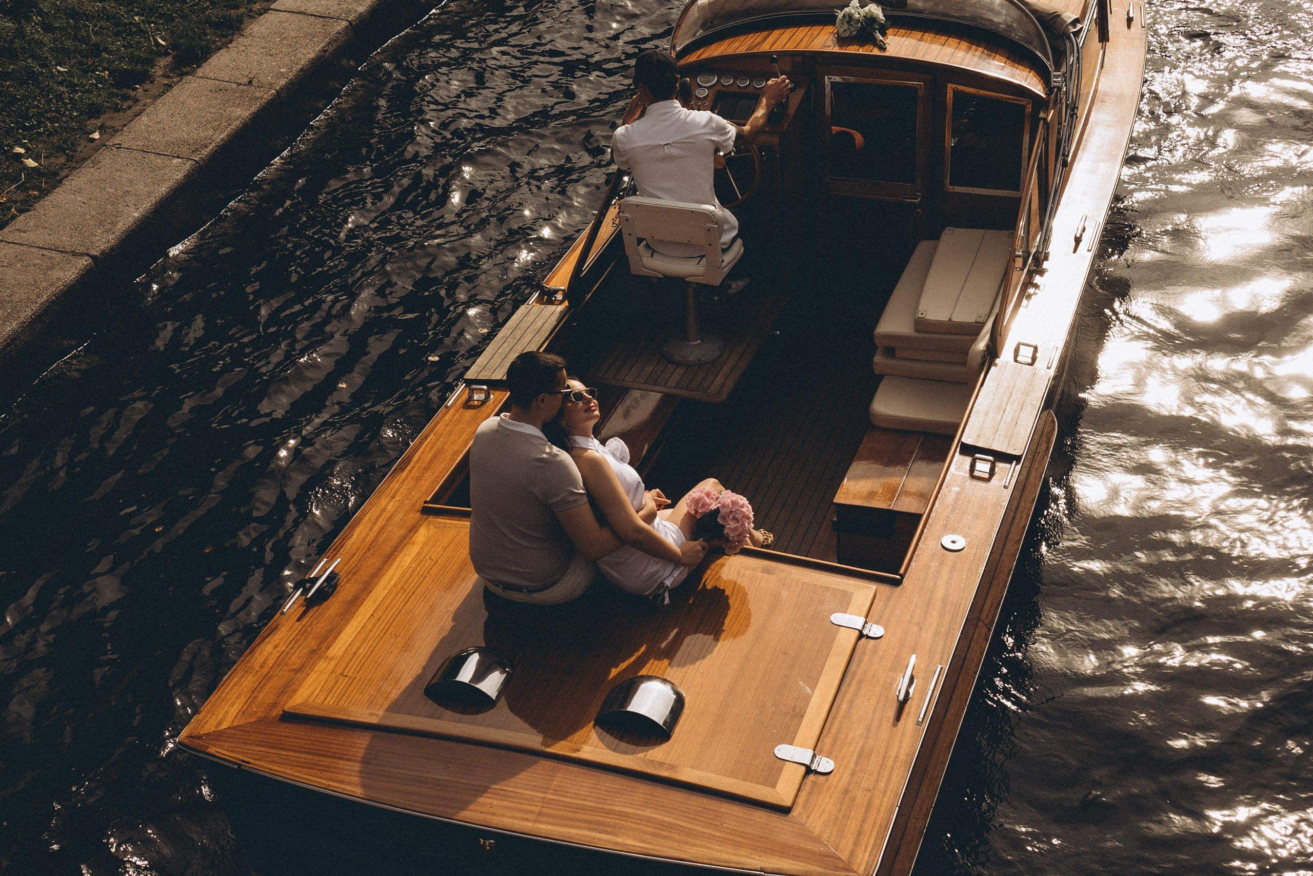 СВАДЕНБНАЯ СЬЕМКА НА КАТЕРЕ ПО КАНАЛАМ САНКТ-ПЕТЕРБУРГА И В АКВАТОРИИ НЕВЫ. Профессиональный фотограф, Санкт-Петербург — Виктория Богомолова