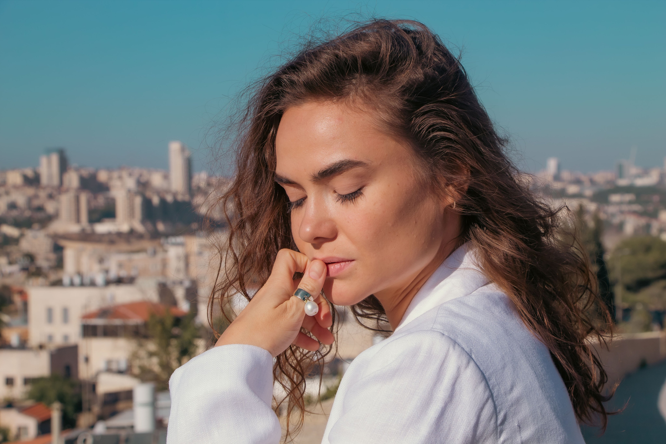 задумчивая девушка с кудрявыми волосами и бархатистой кожей