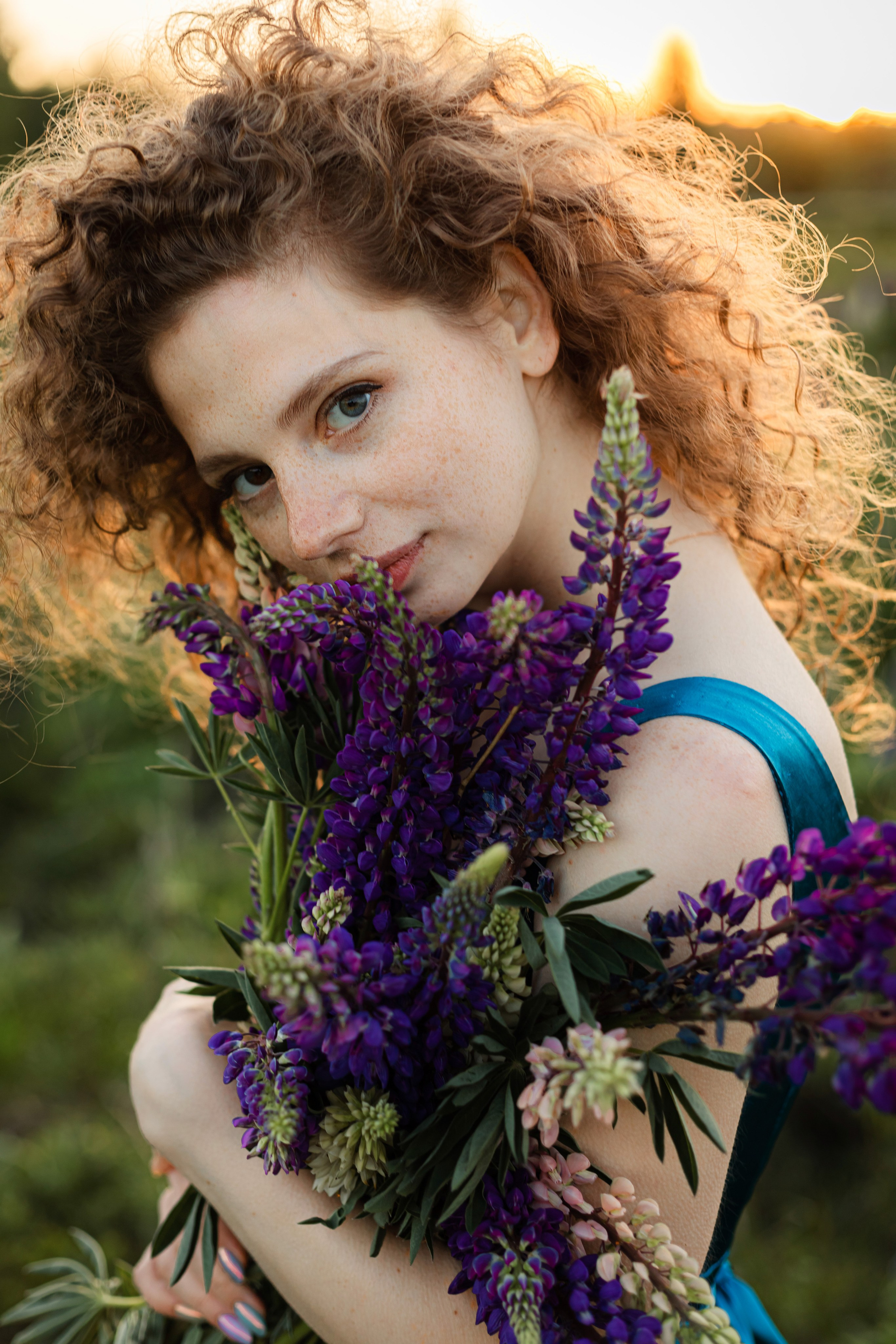 Ирина в люпинах. Женская фотосессия в поле люпинов. Семейный и детский фотограф в Санкт-Петербурге Павлова Елена