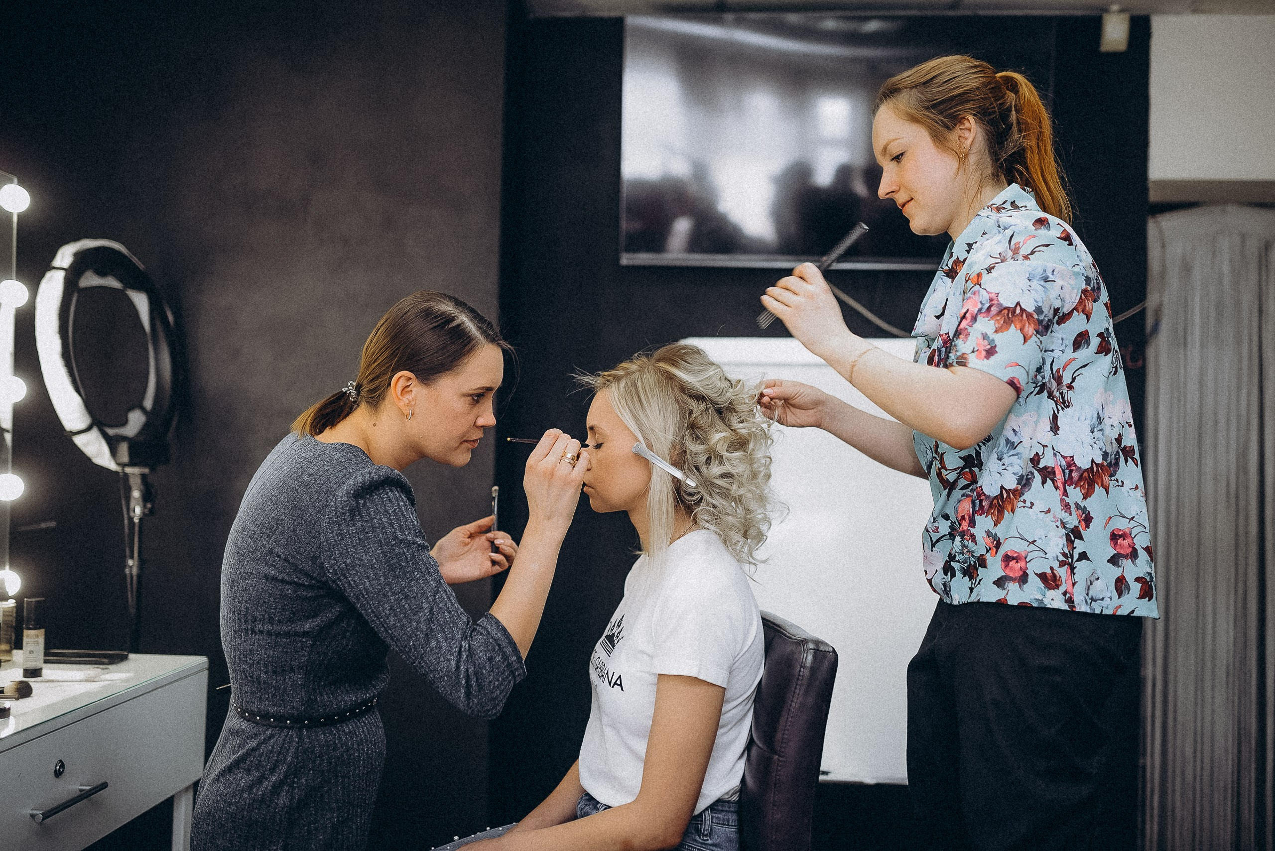 Закулисье шоу: финалистки конкурса в процессе преображения в руках профессиональных мастеров.
